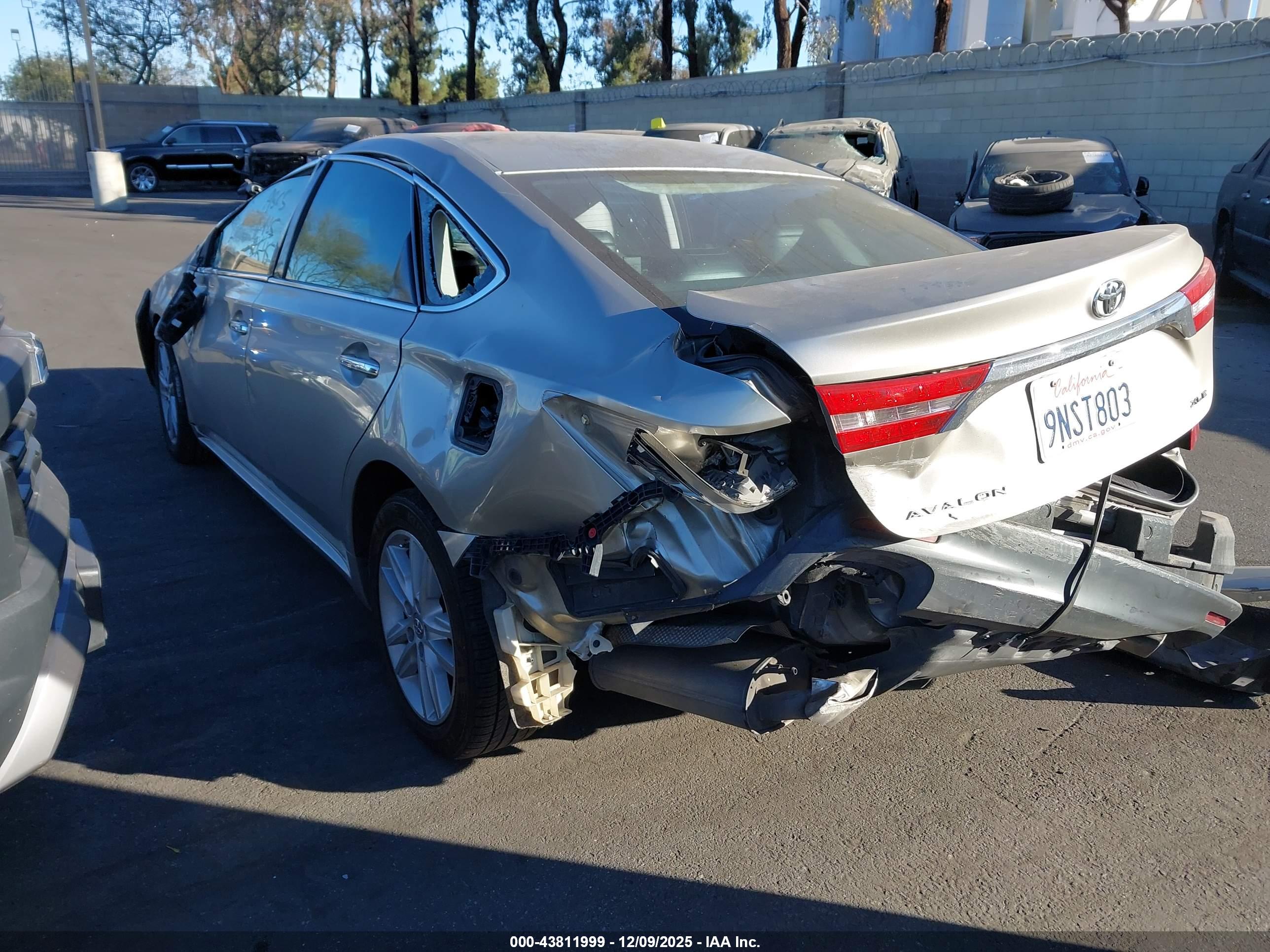 TOYOTA AVALON image 3