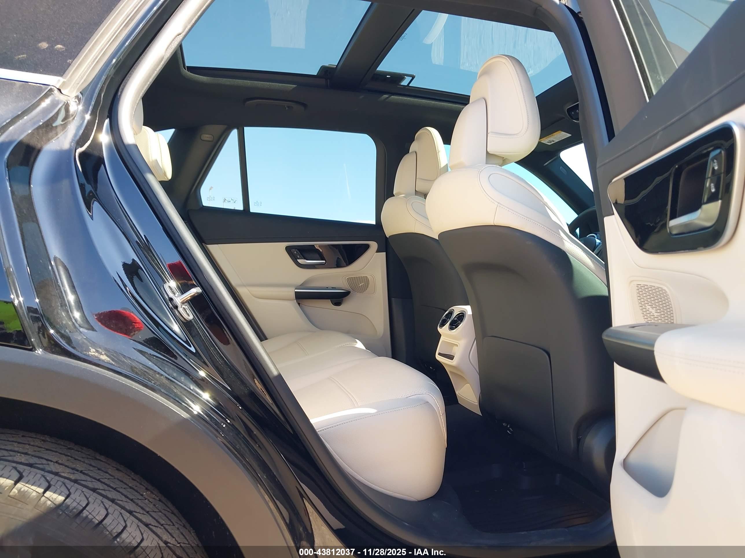 MERCEDES-BENZ GLC image 8