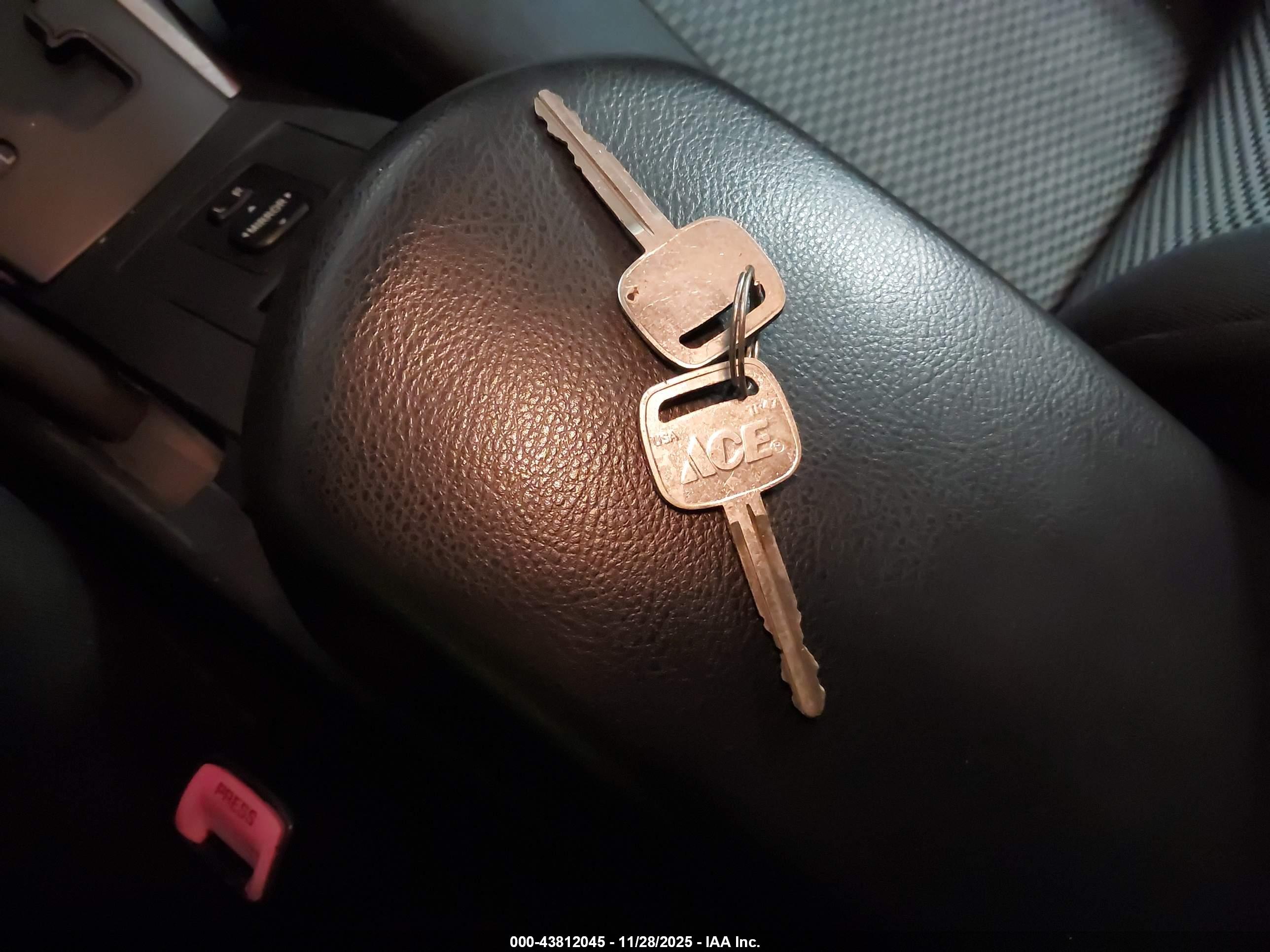 TOYOTA RAV4 image 11