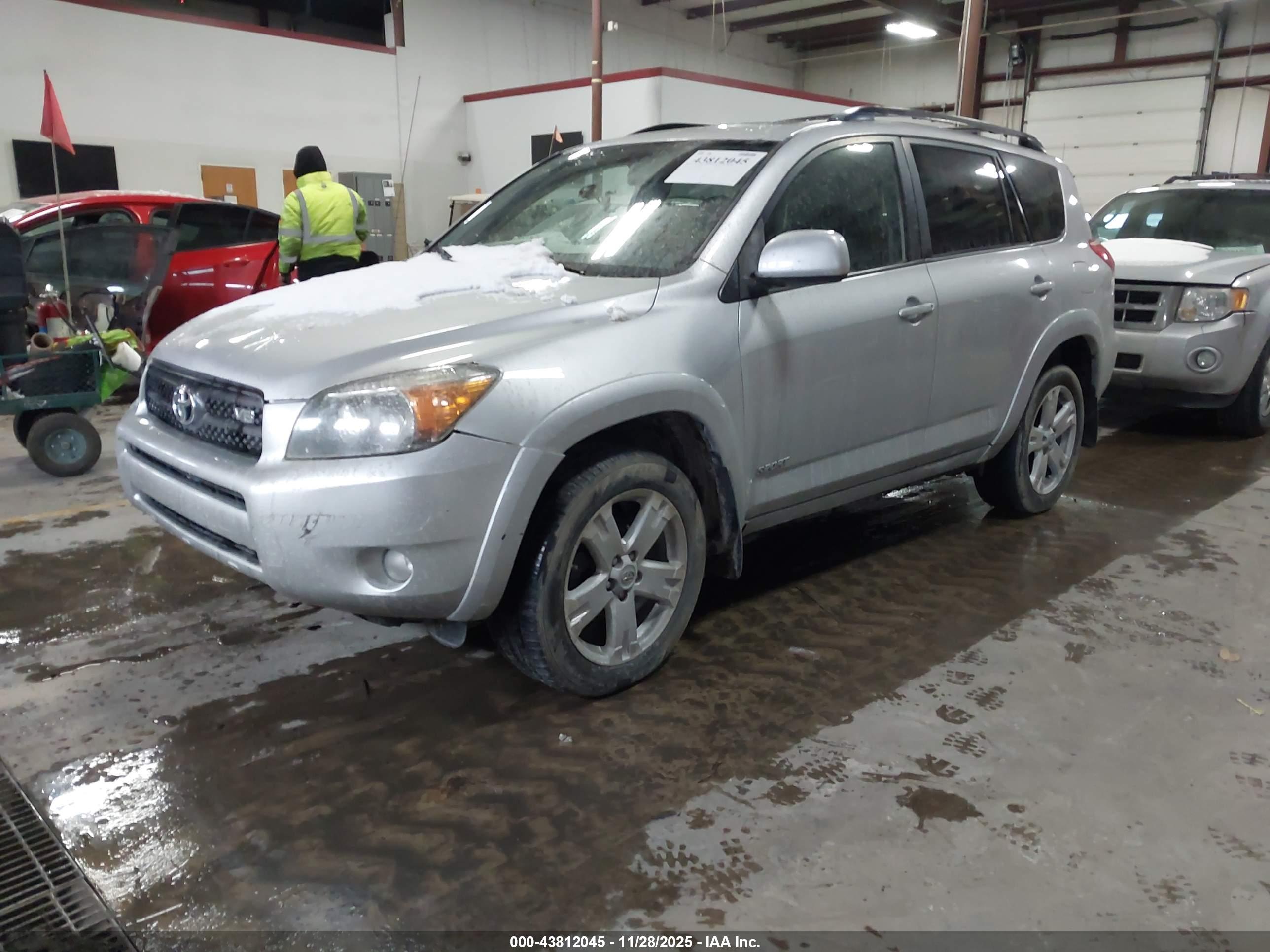 TOYOTA RAV4 image 2