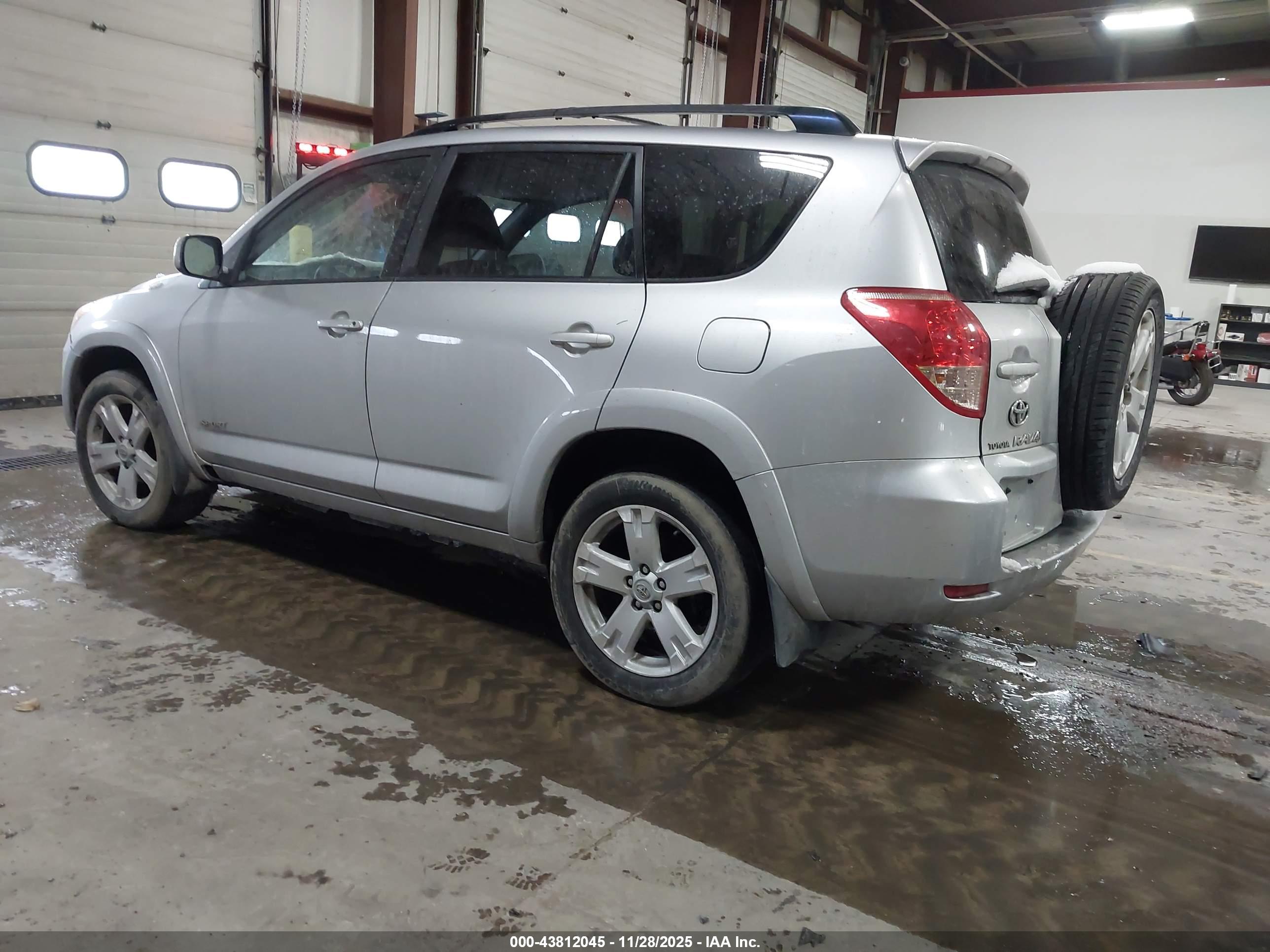 TOYOTA RAV4 image 3