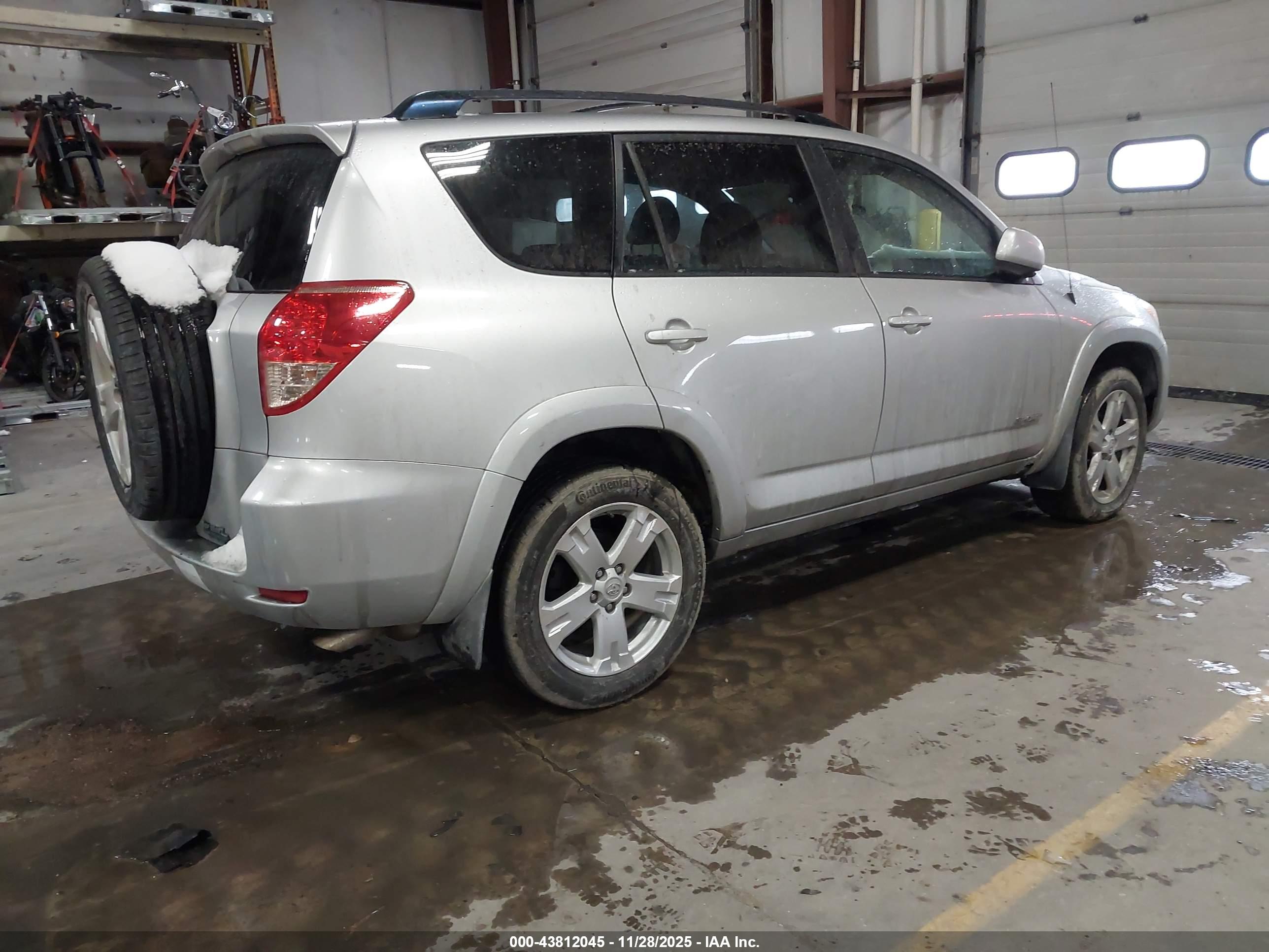 TOYOTA RAV4 image 4
