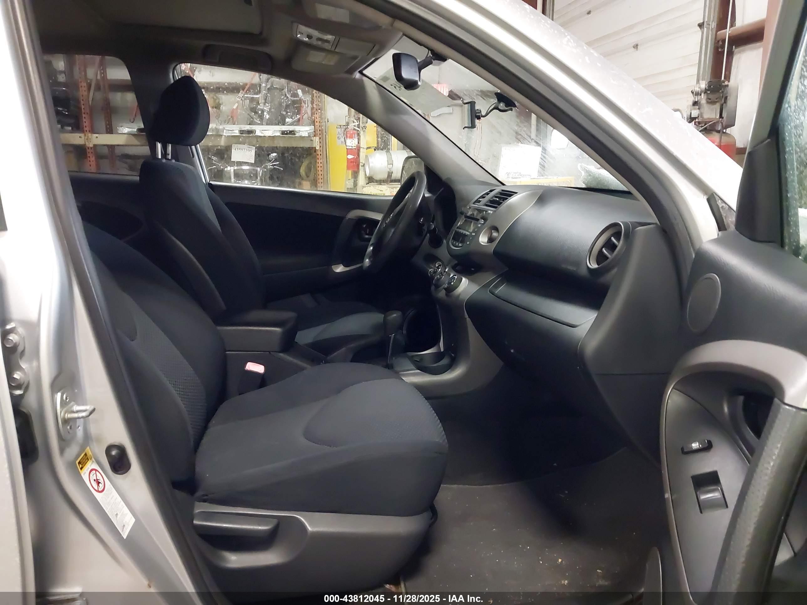 TOYOTA RAV4 image 5