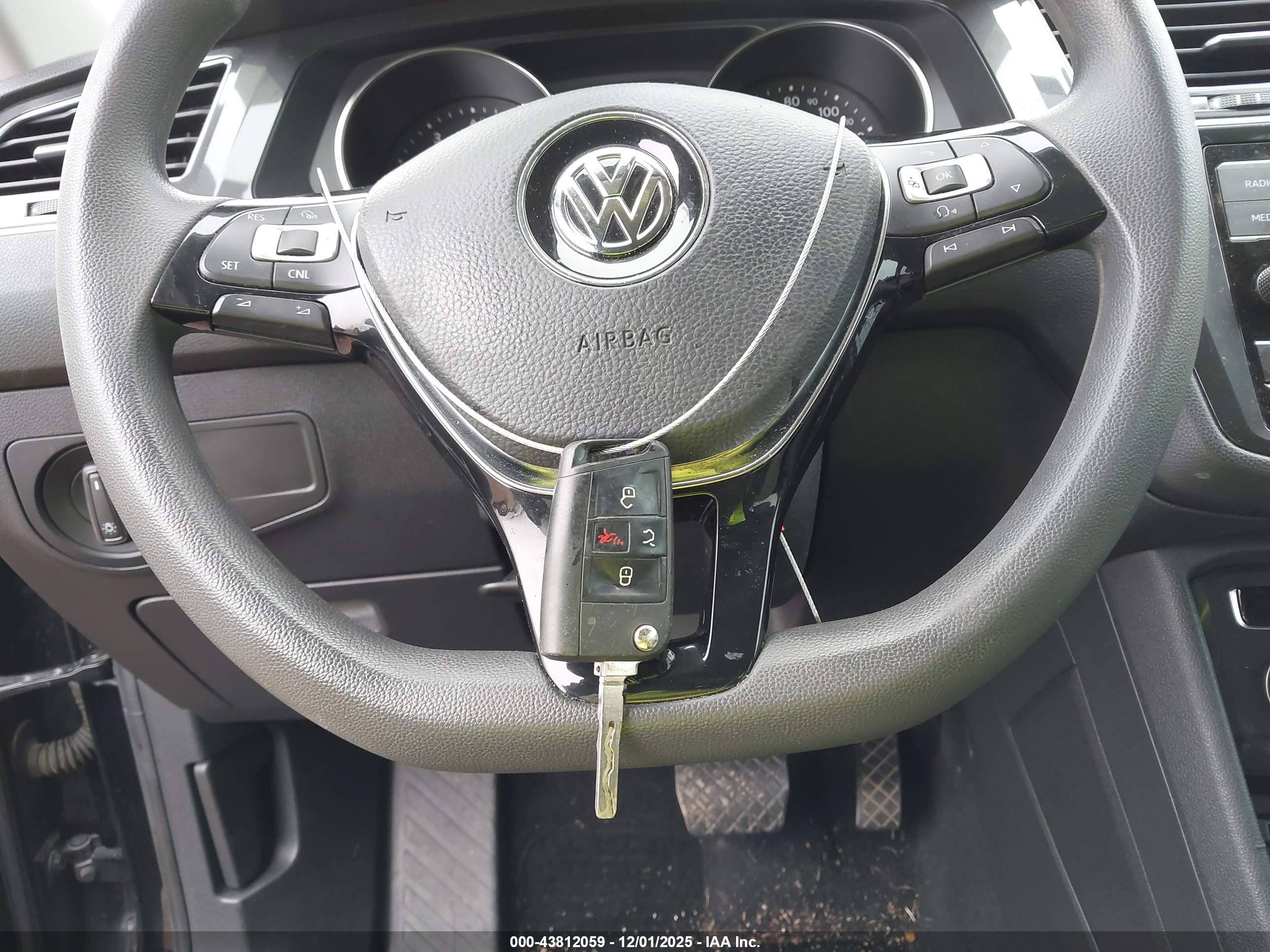 VOLKSWAGEN TIGUAN image 11