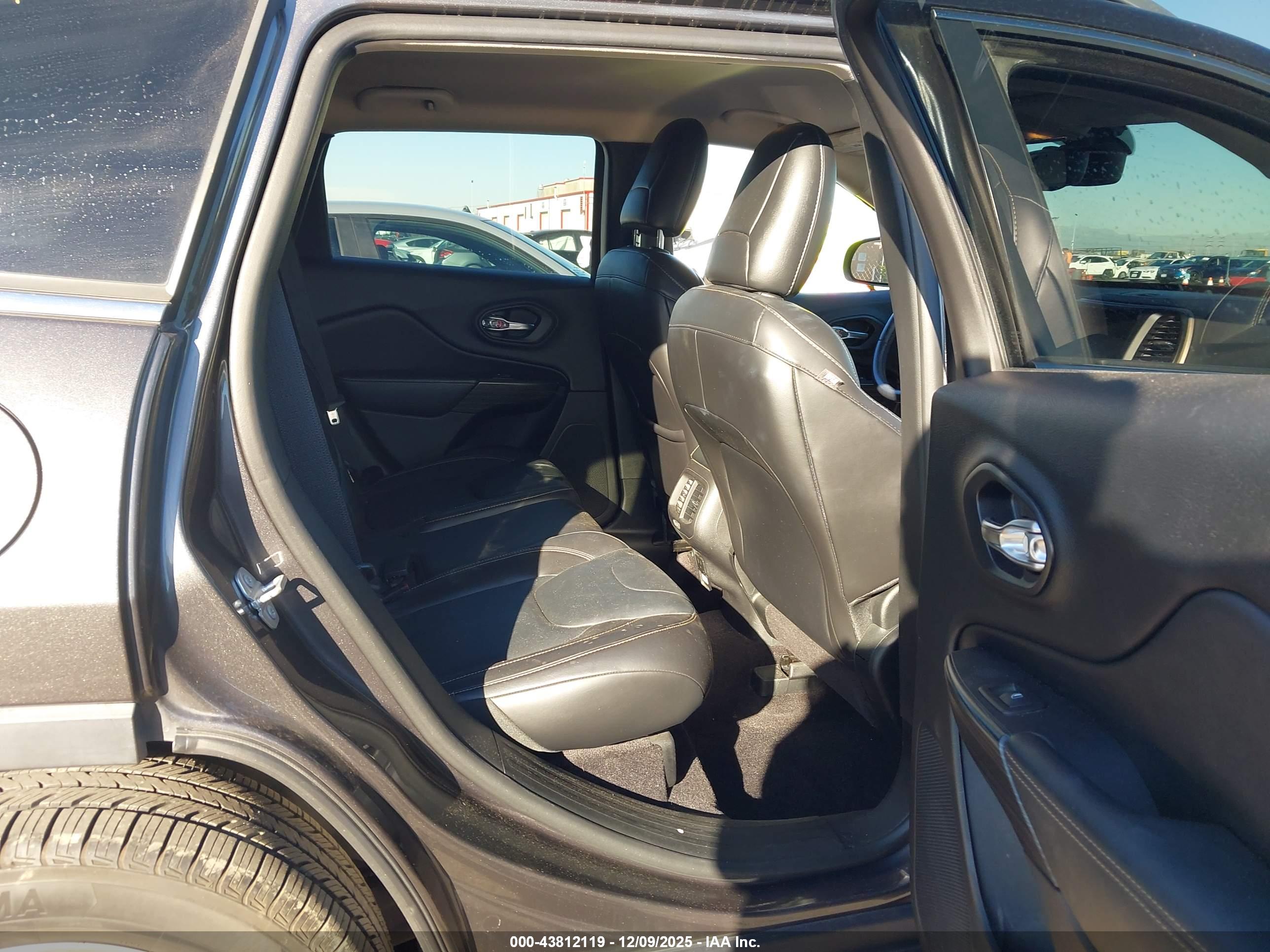 JEEP CHEROKEE image 8