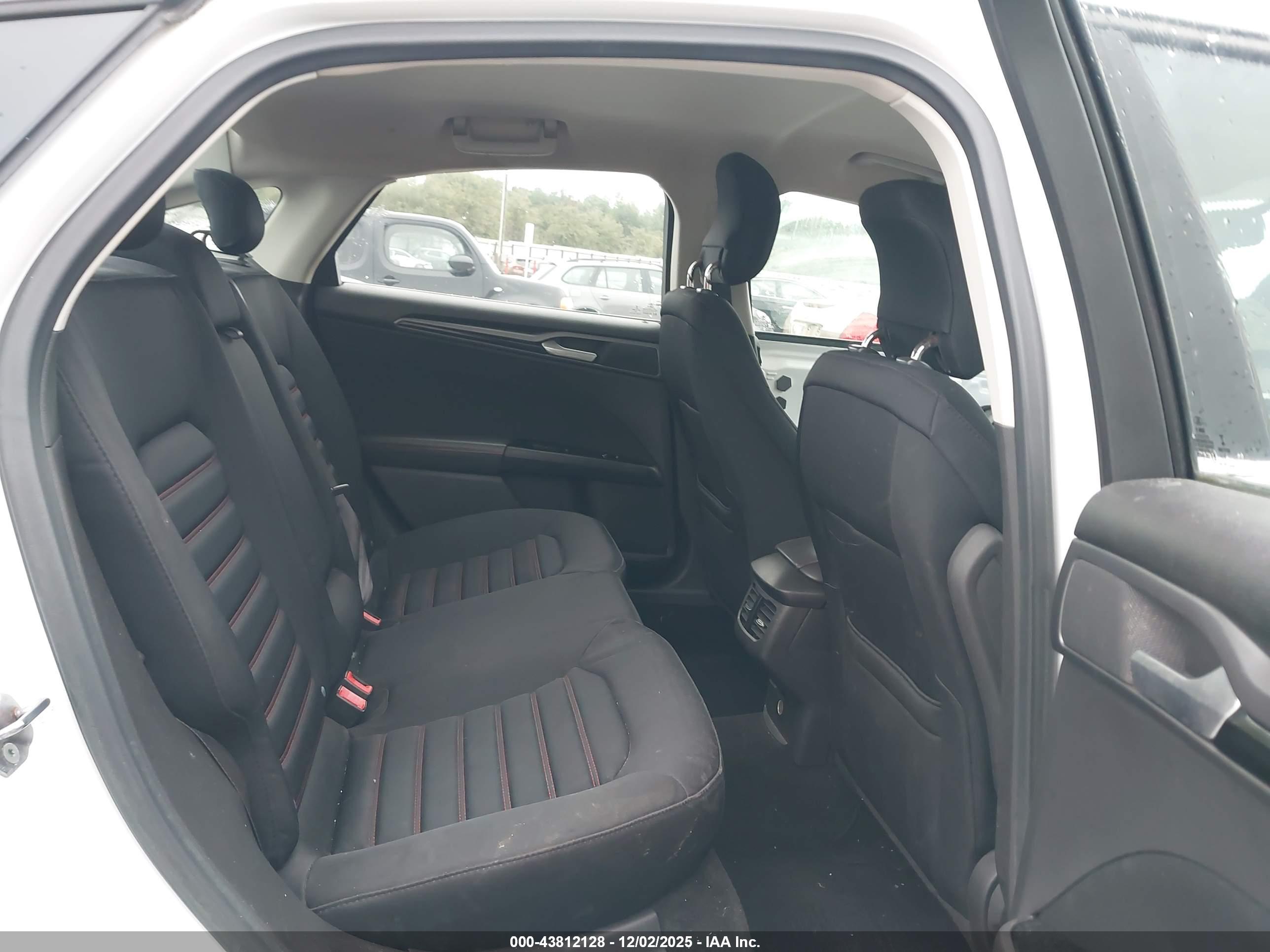 FORD FUSION image 8