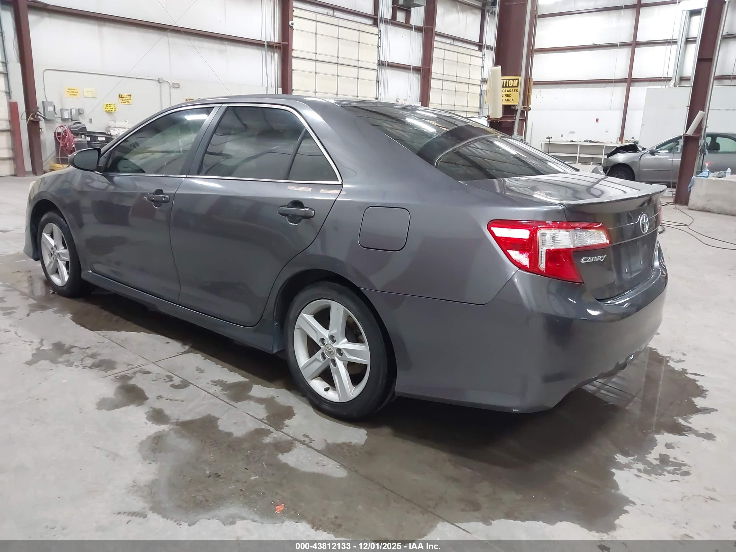 TOYOTA CAMRY image 3