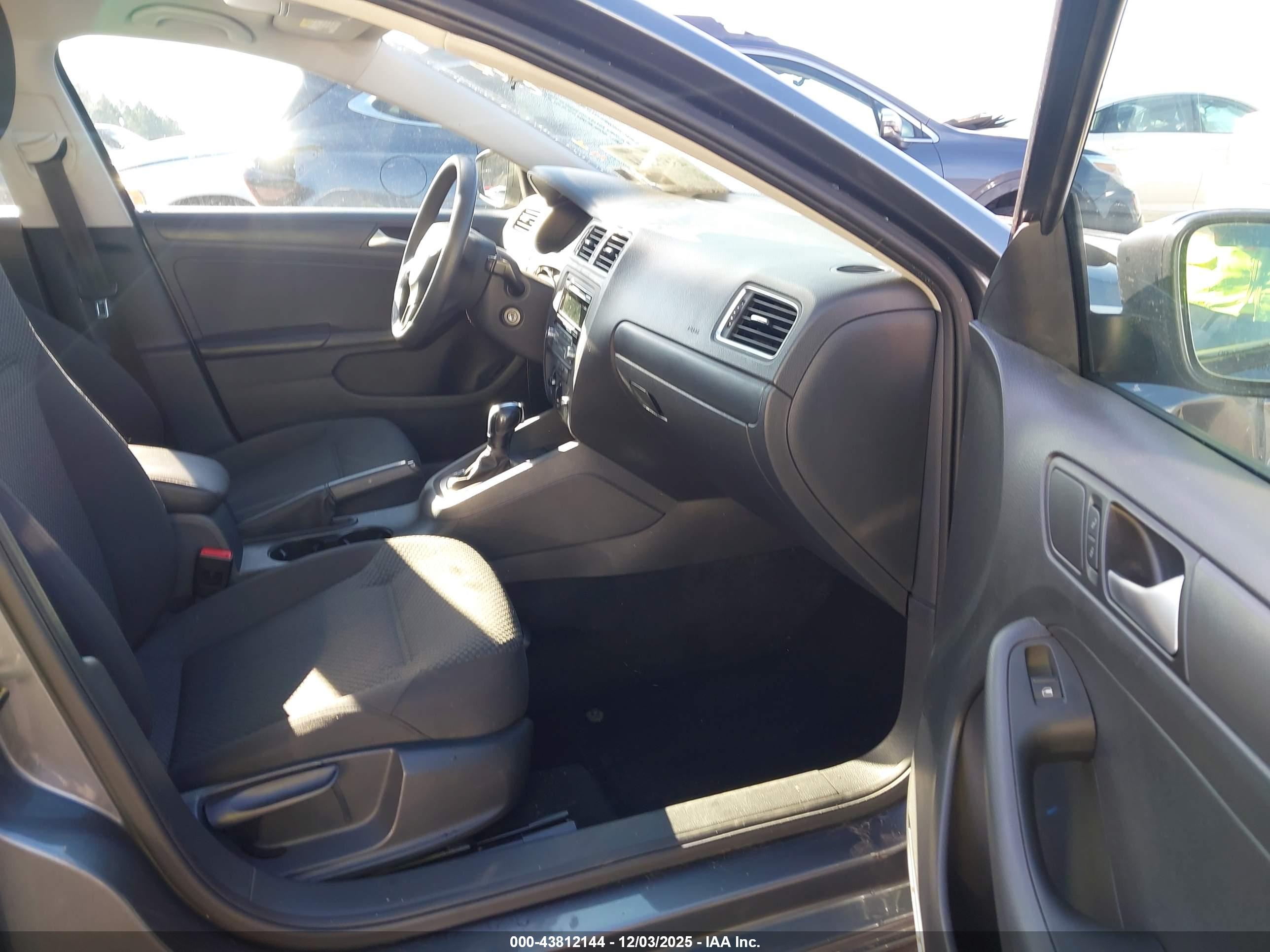 VOLKSWAGEN JETTA image 5