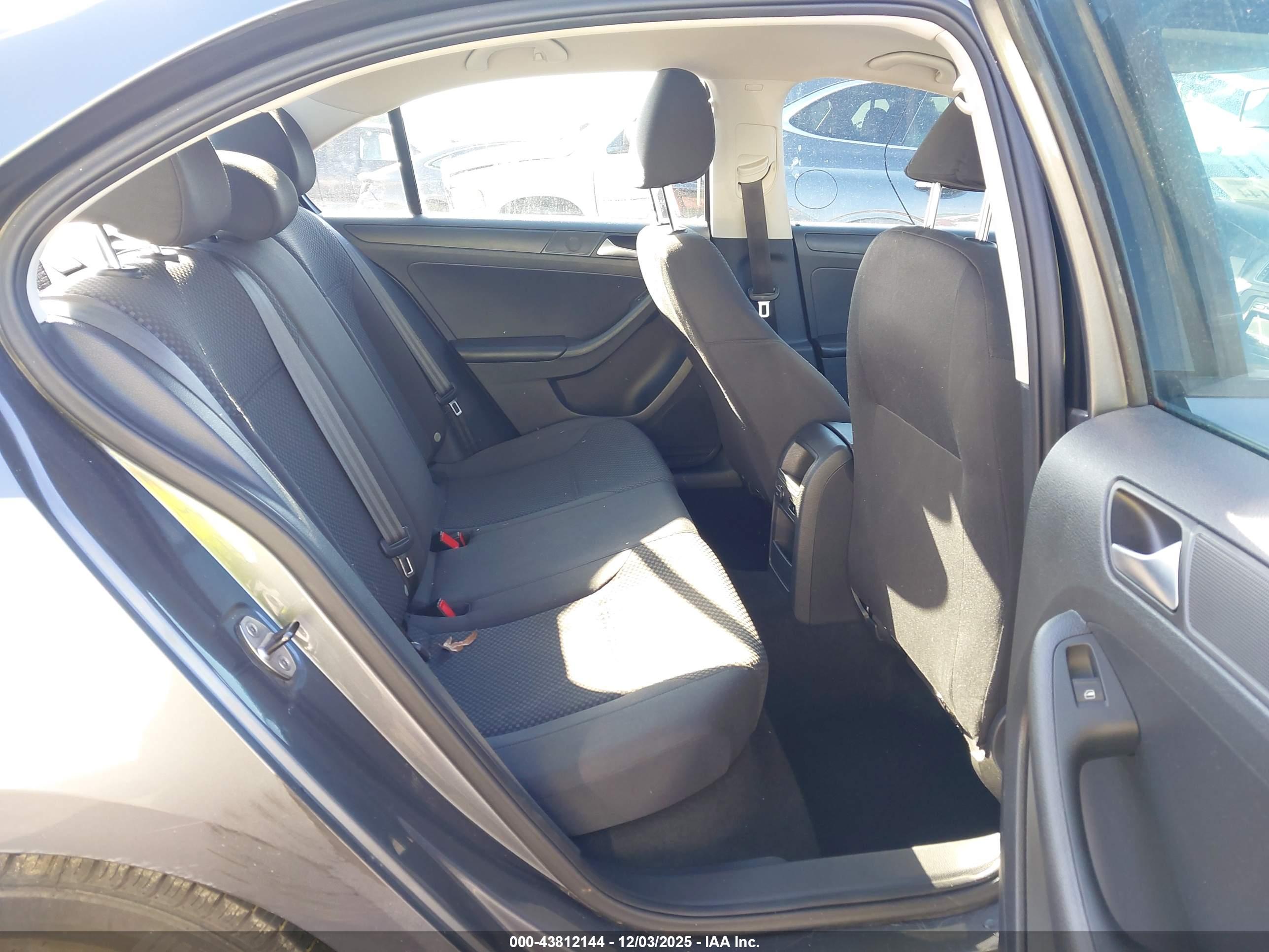 VOLKSWAGEN JETTA image 8