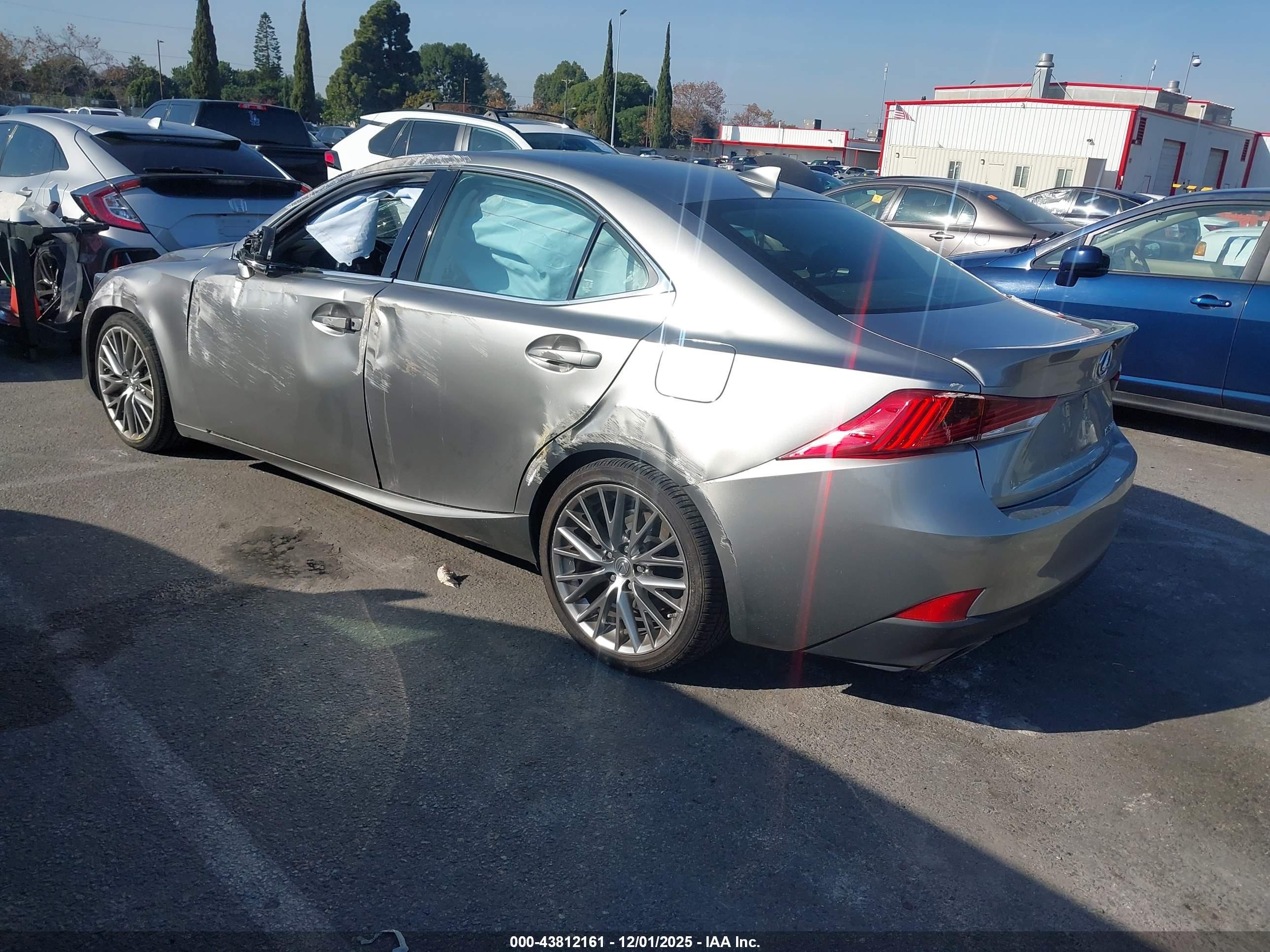 LEXUS IS image 3