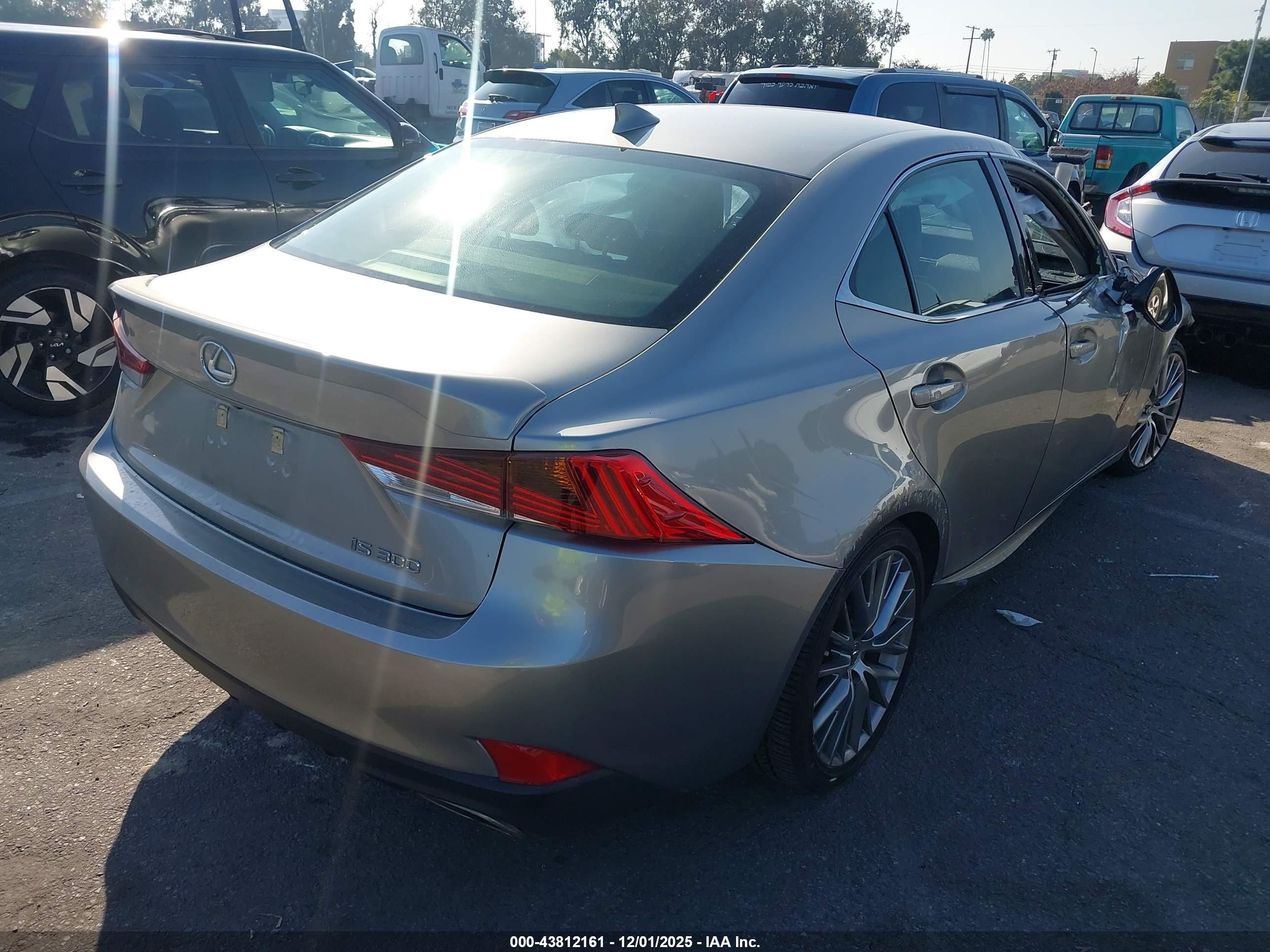 LEXUS IS image 4