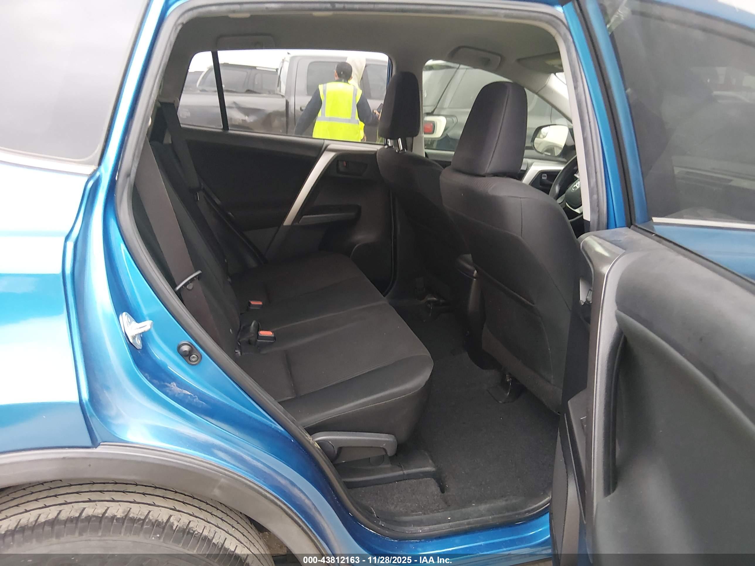 TOYOTA RAV4 image 8