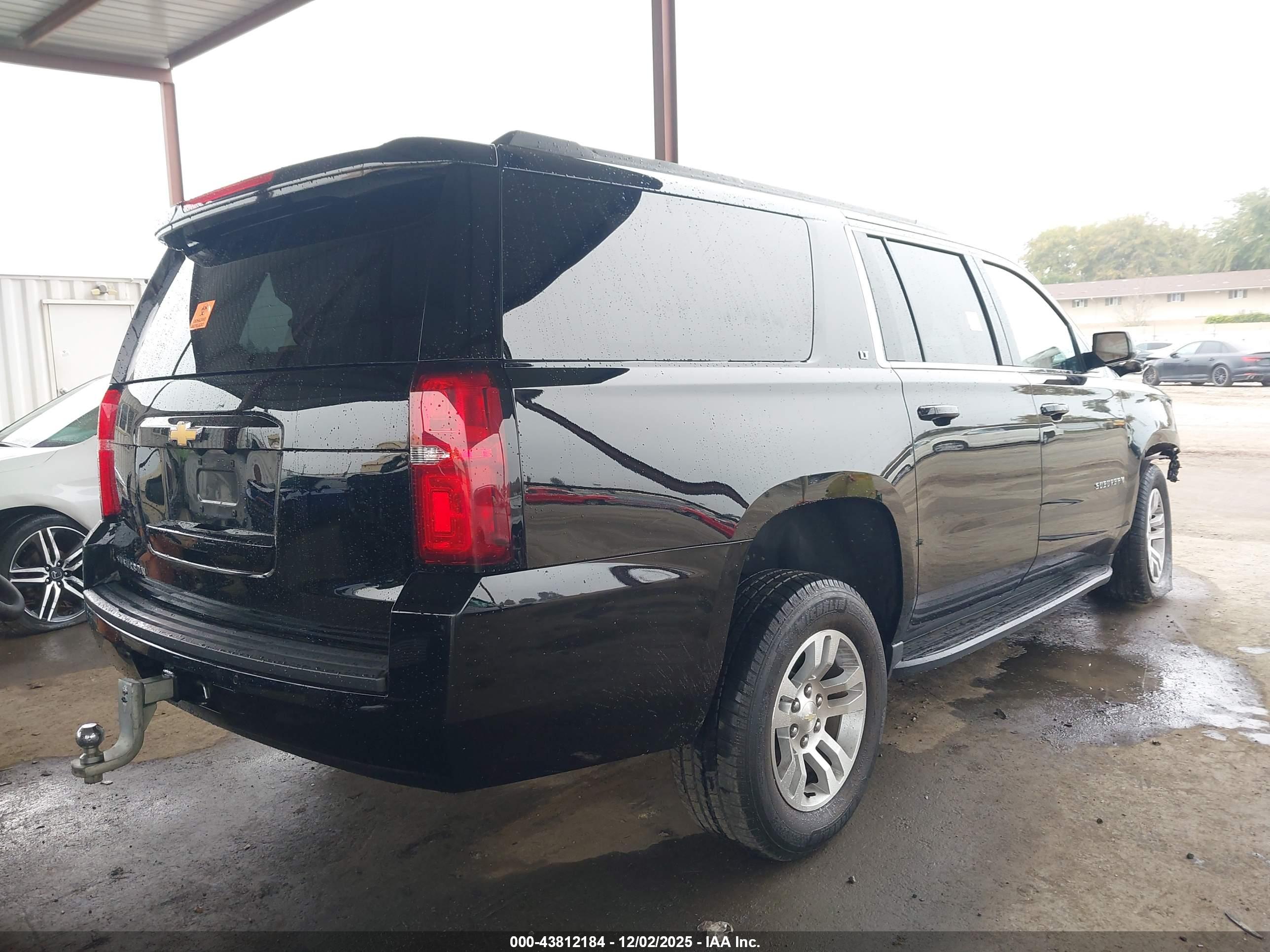CHEVROLET SUBURBAN image 4