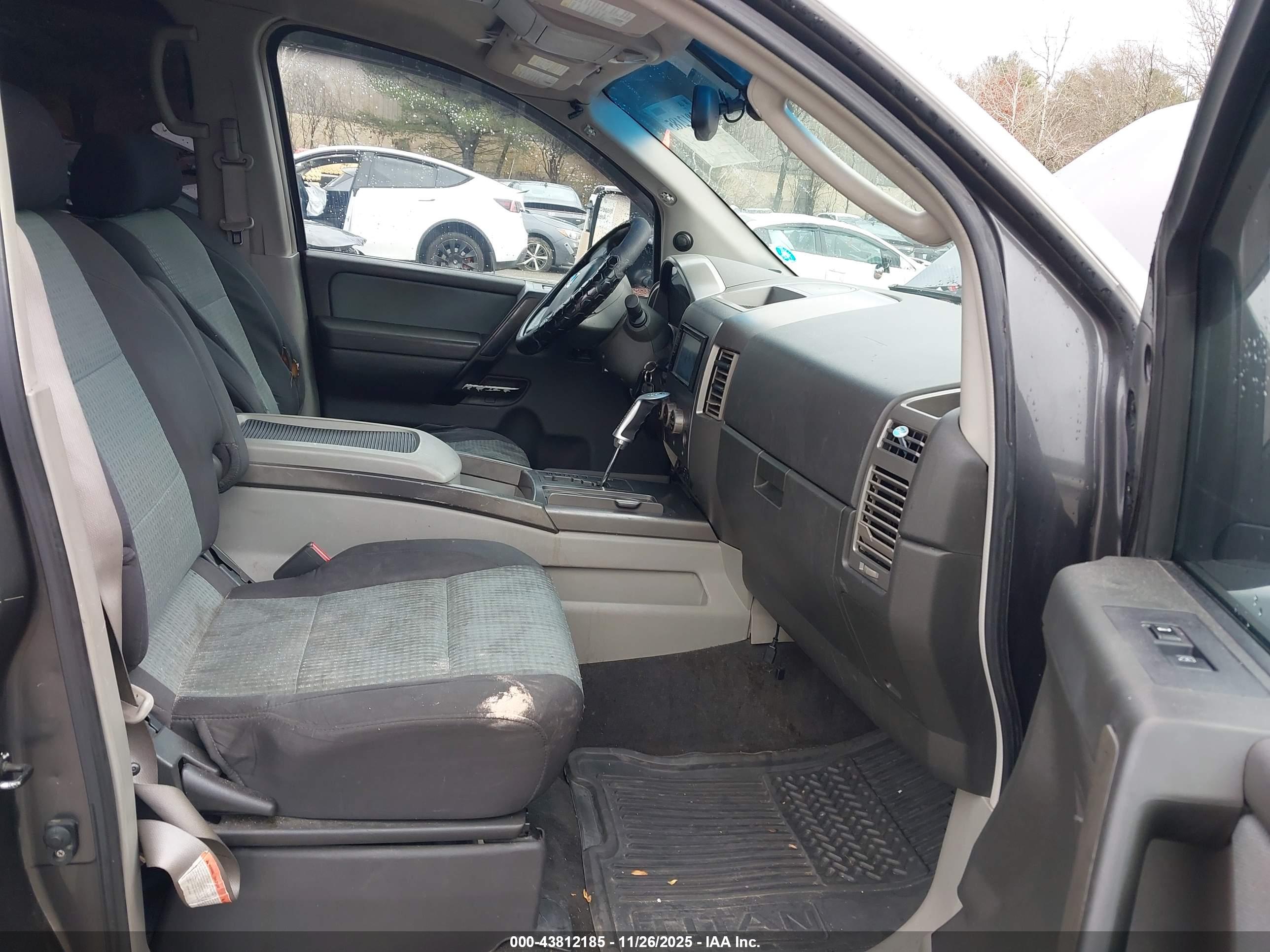 NISSAN TITAN image 5
