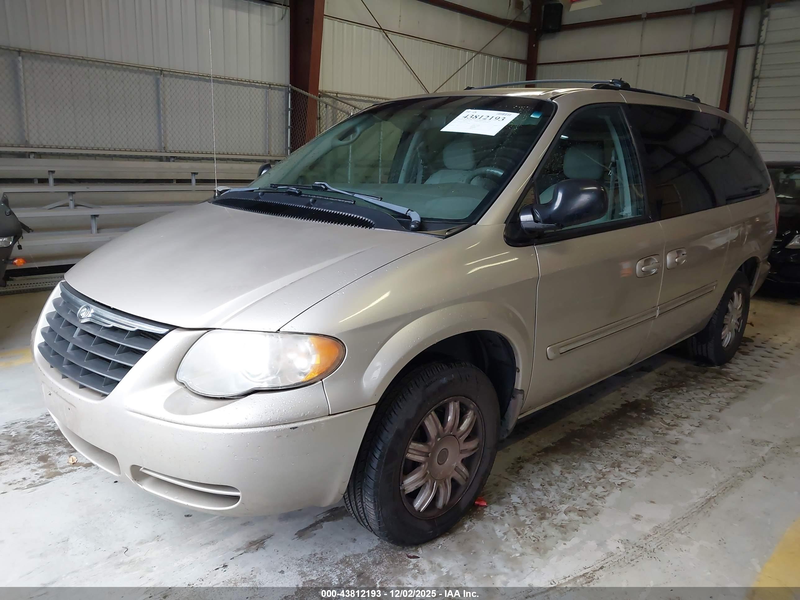 CHRYSLER TOWN image 2
