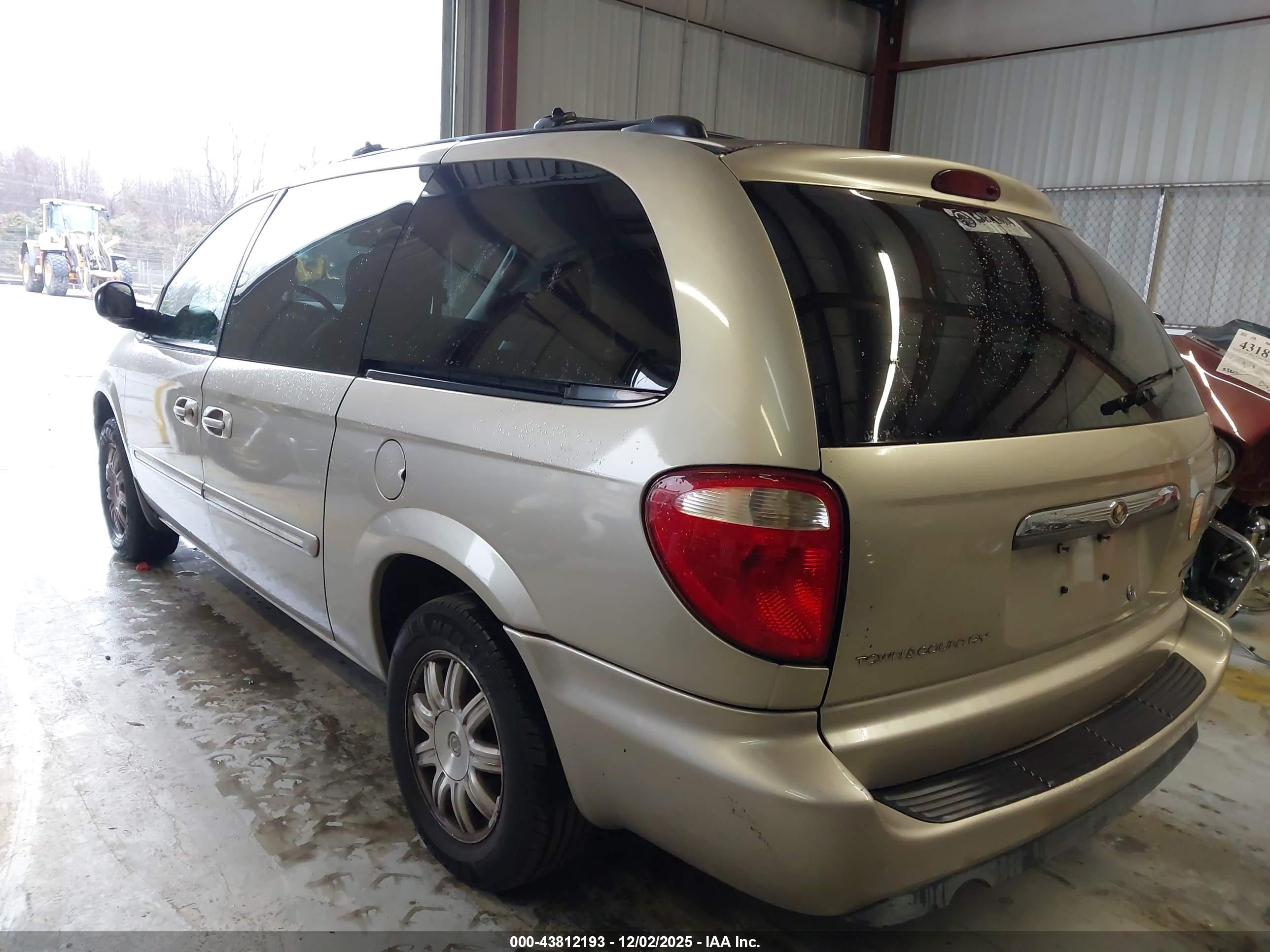 CHRYSLER TOWN image 3