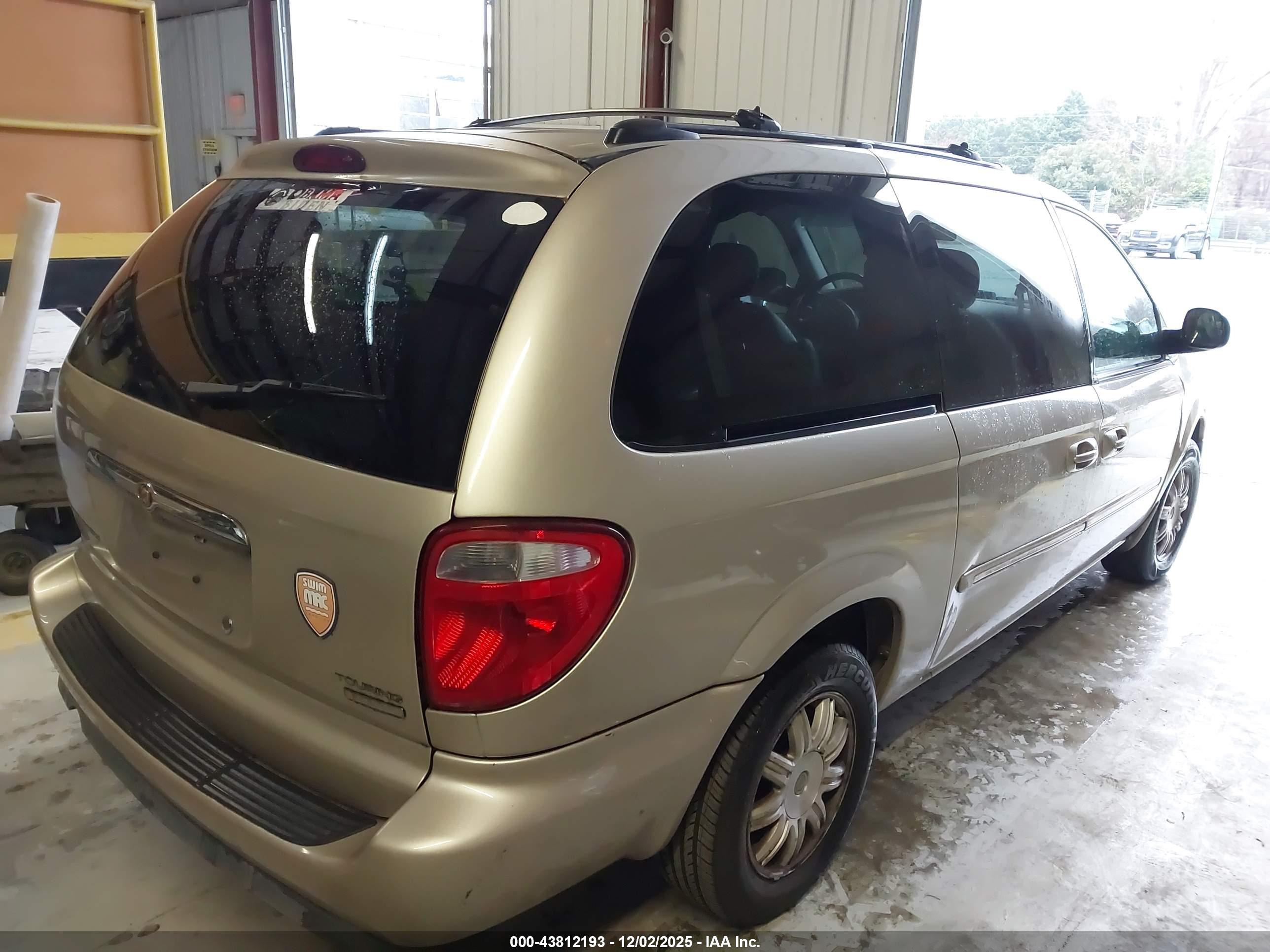CHRYSLER TOWN image 4