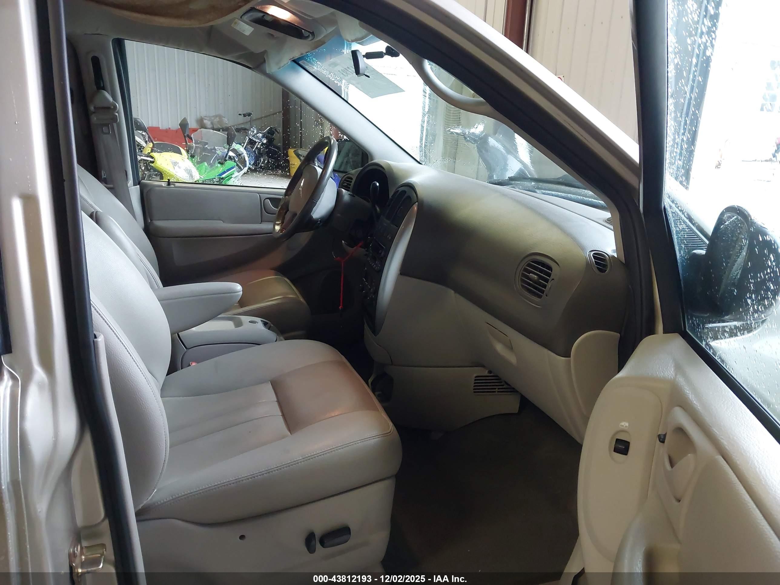 CHRYSLER TOWN image 5