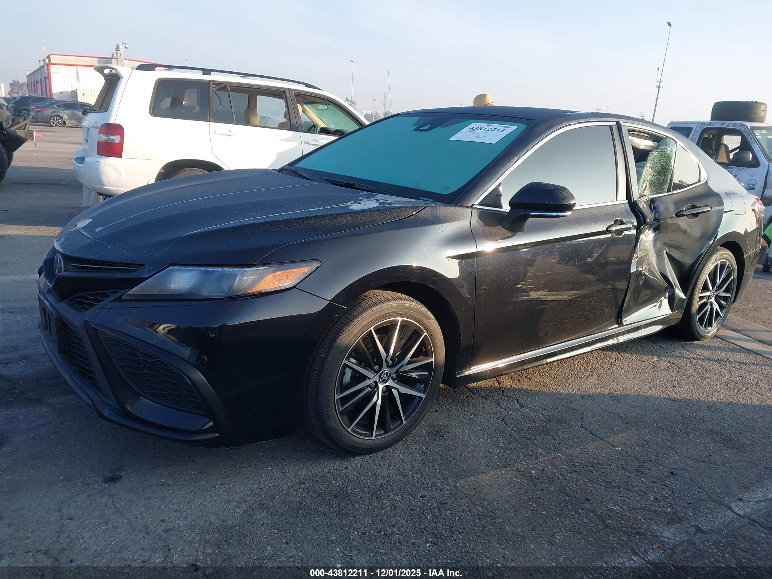 TOYOTA CAMRY image 2