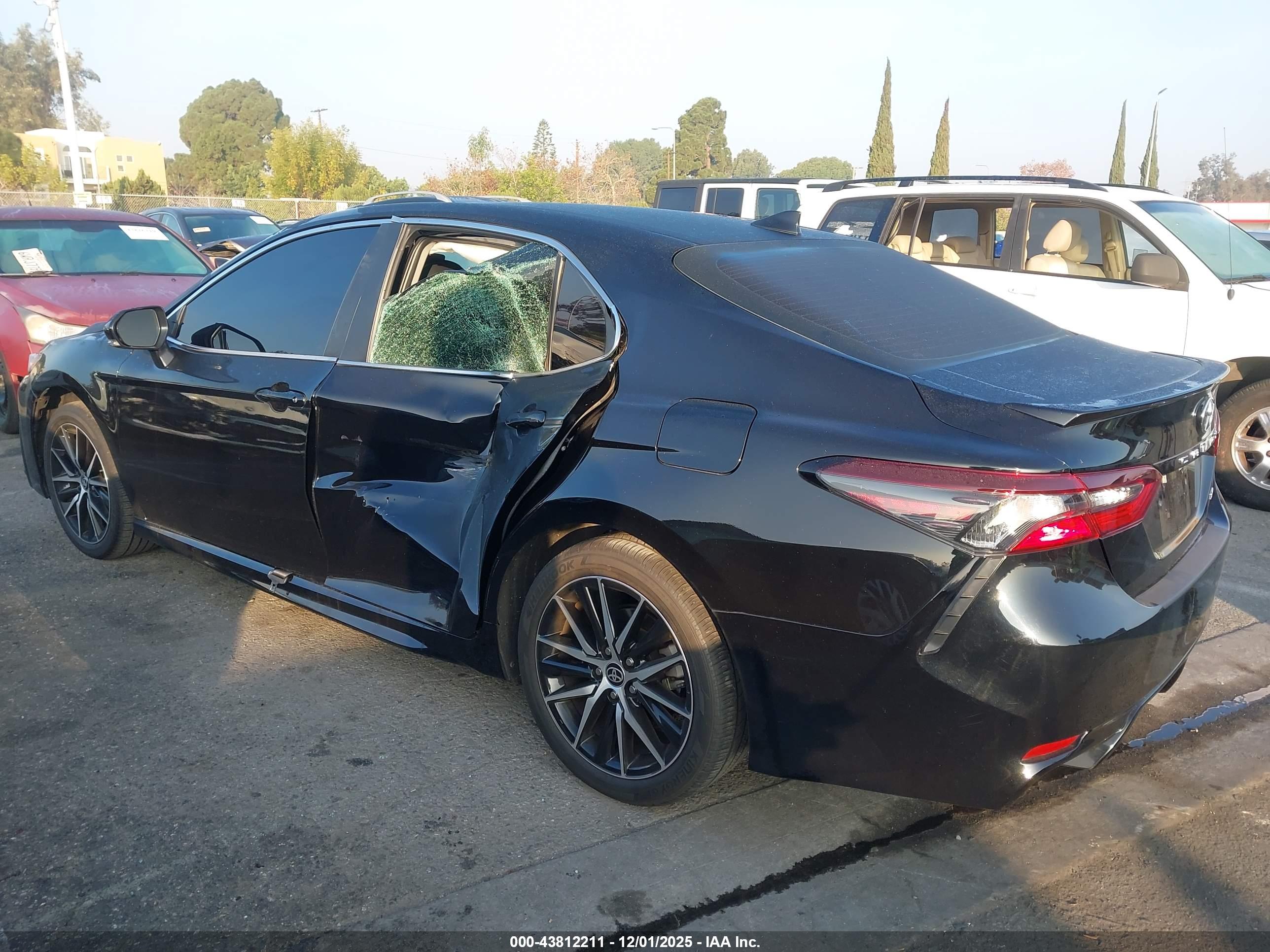 TOYOTA CAMRY image 3