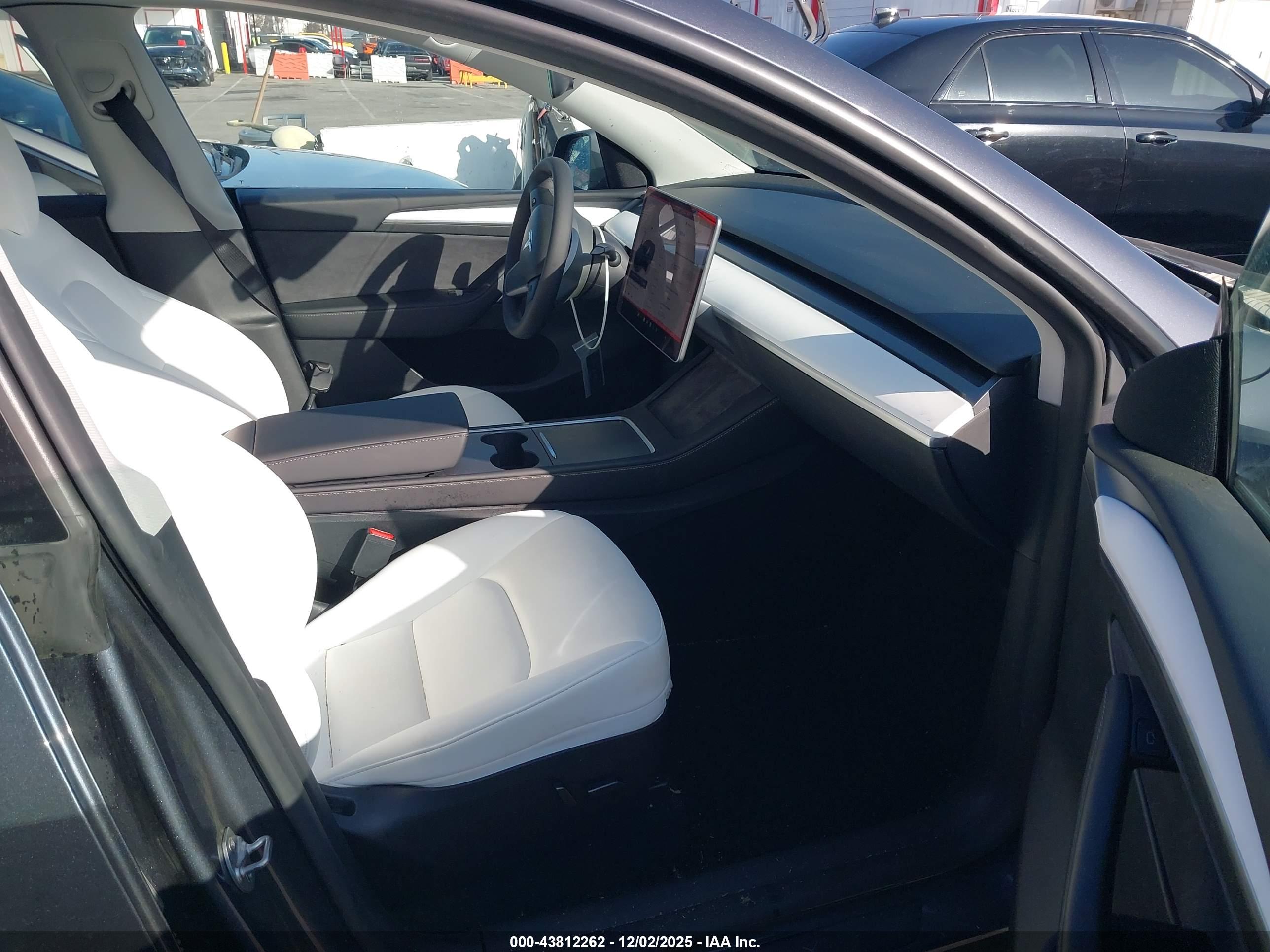 TESLA MODEL image 5
