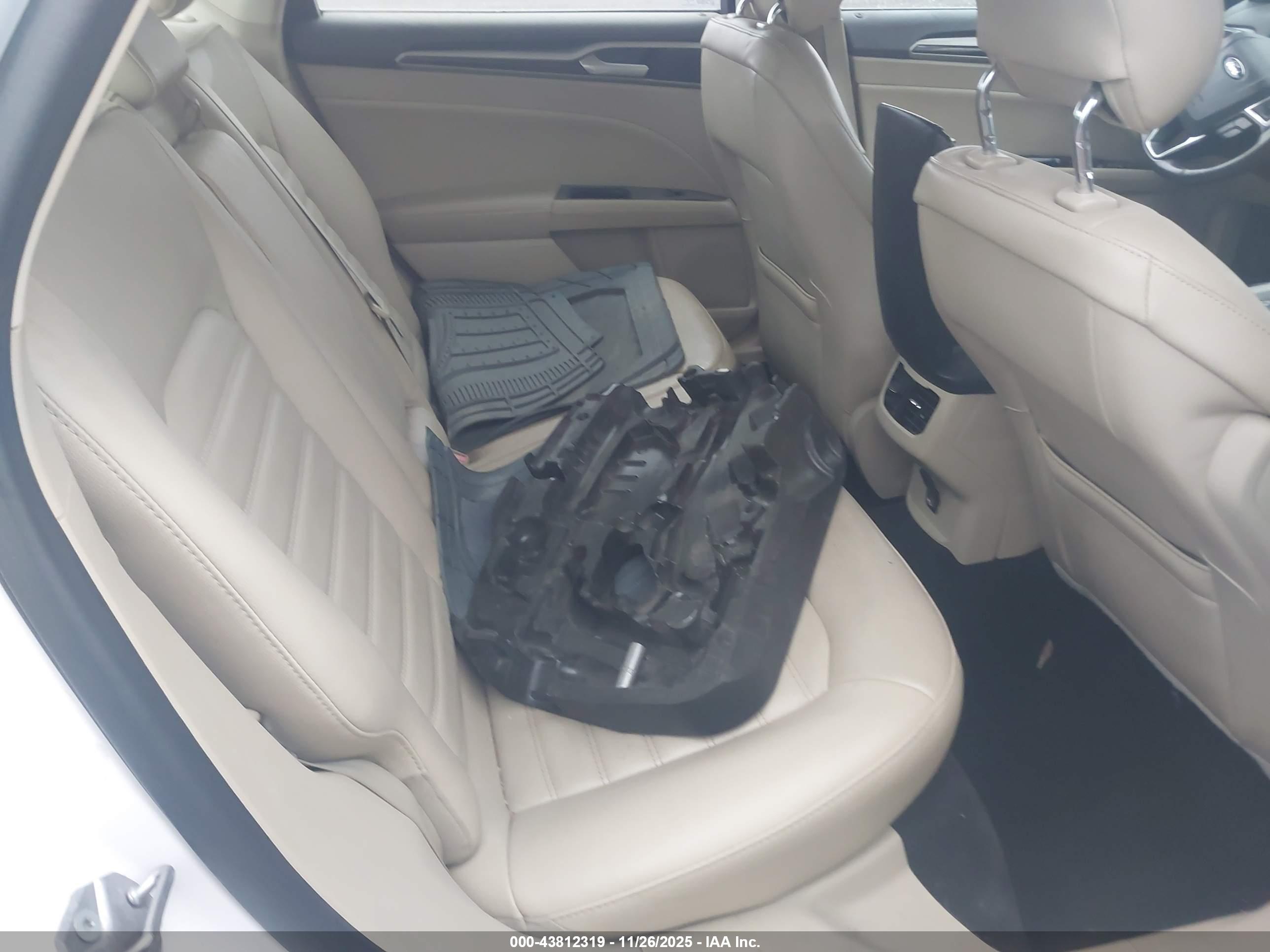 FORD FUSION image 8