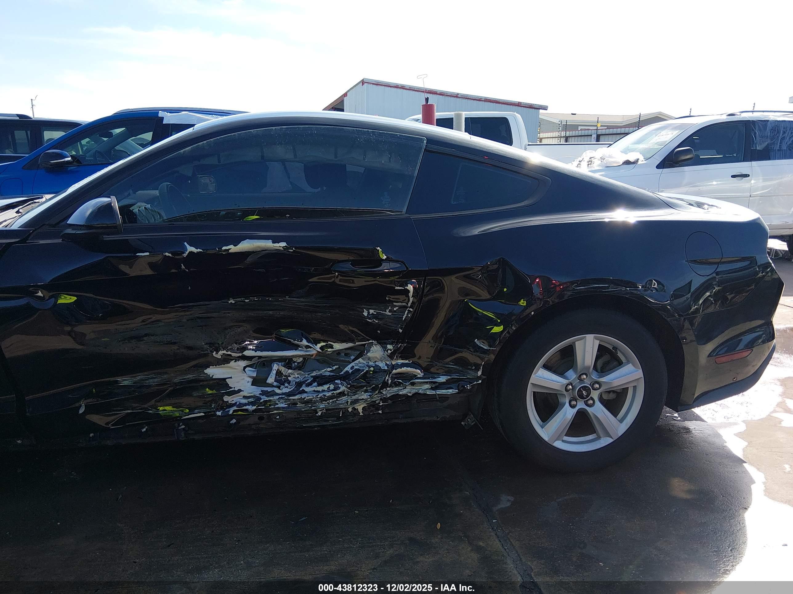 FORD MUSTANG image 6