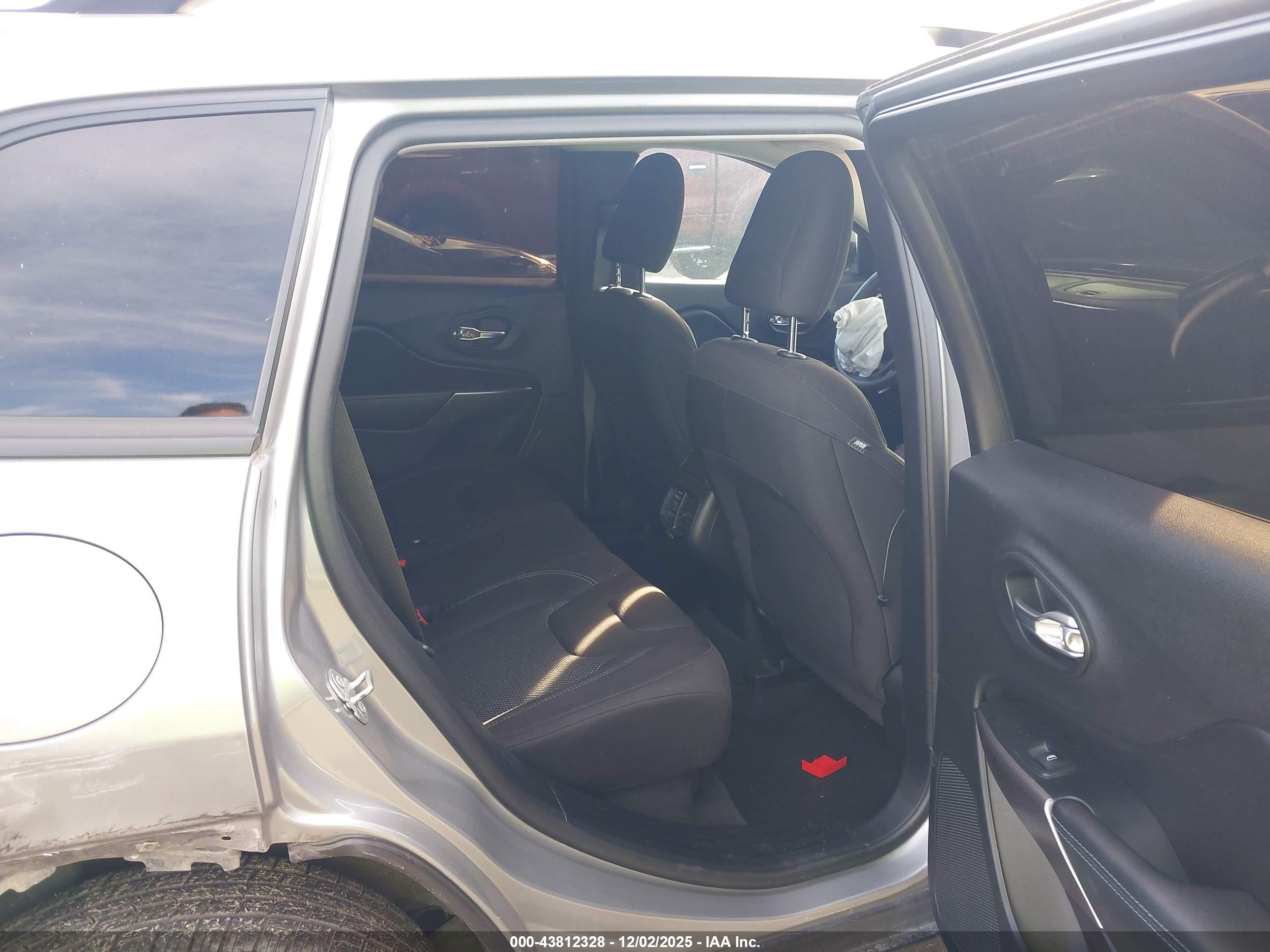 JEEP CHEROKEE image 8