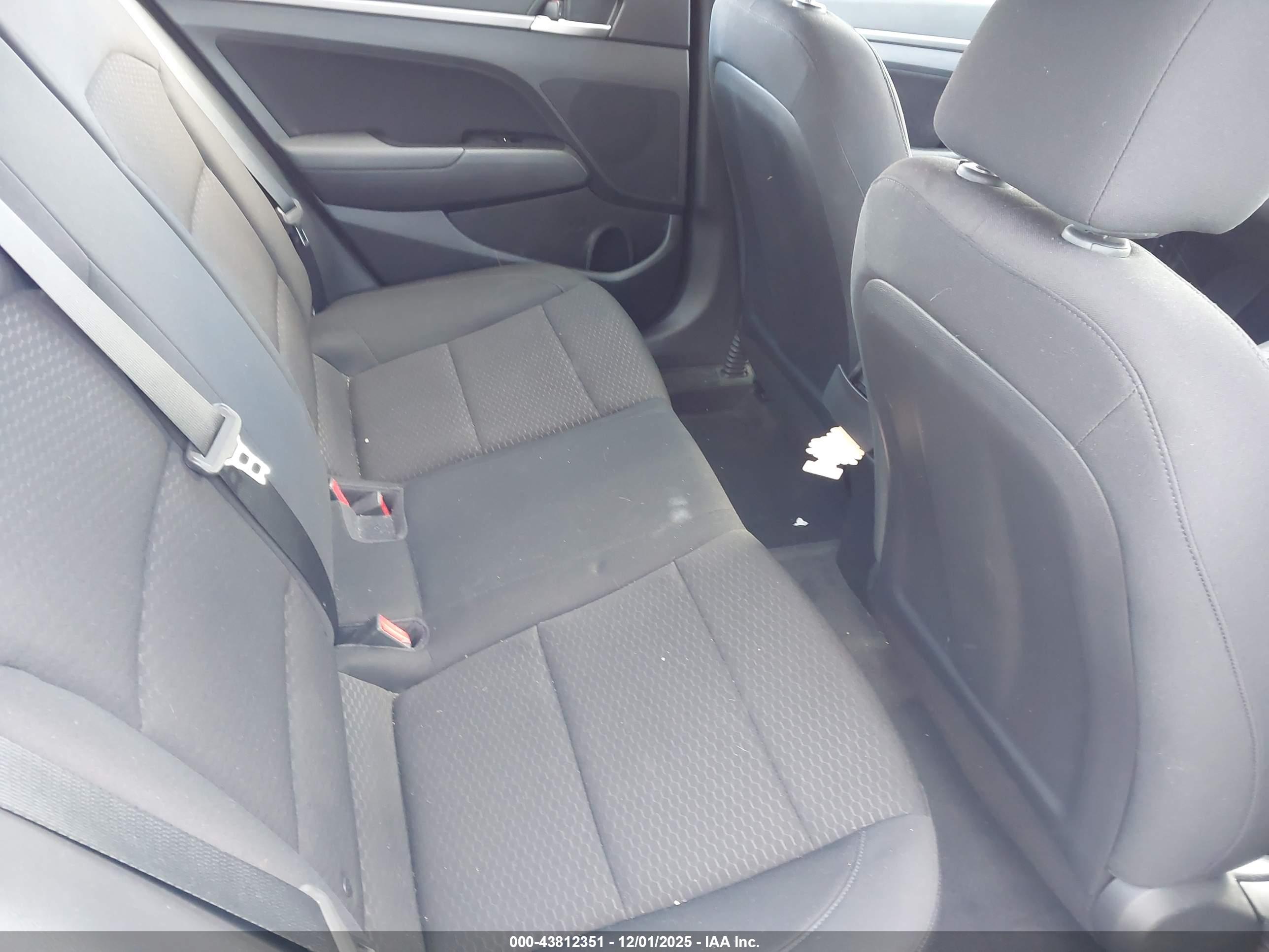 HYUNDAI ELANTRA image 8