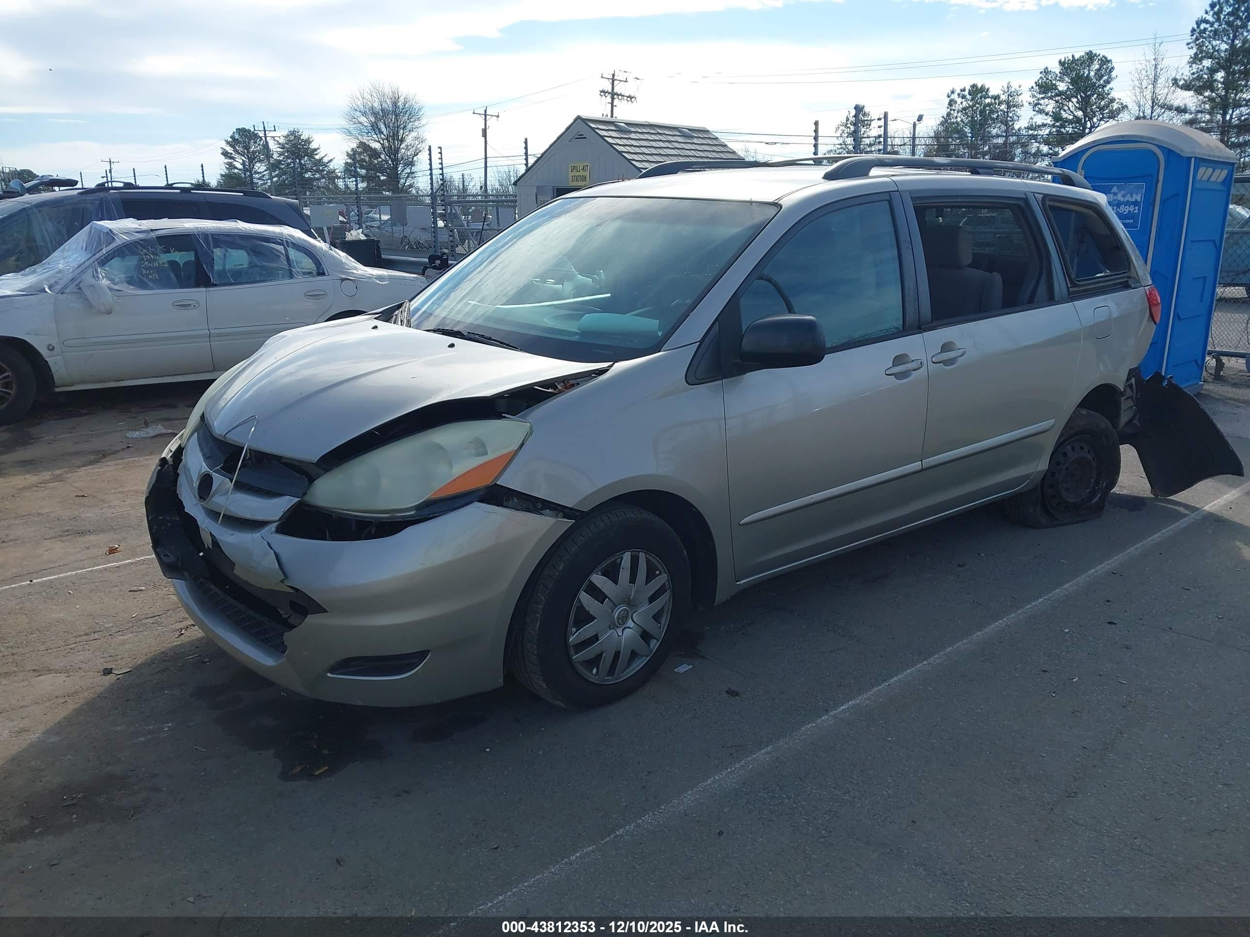 TOYOTA SIENNA image 2
