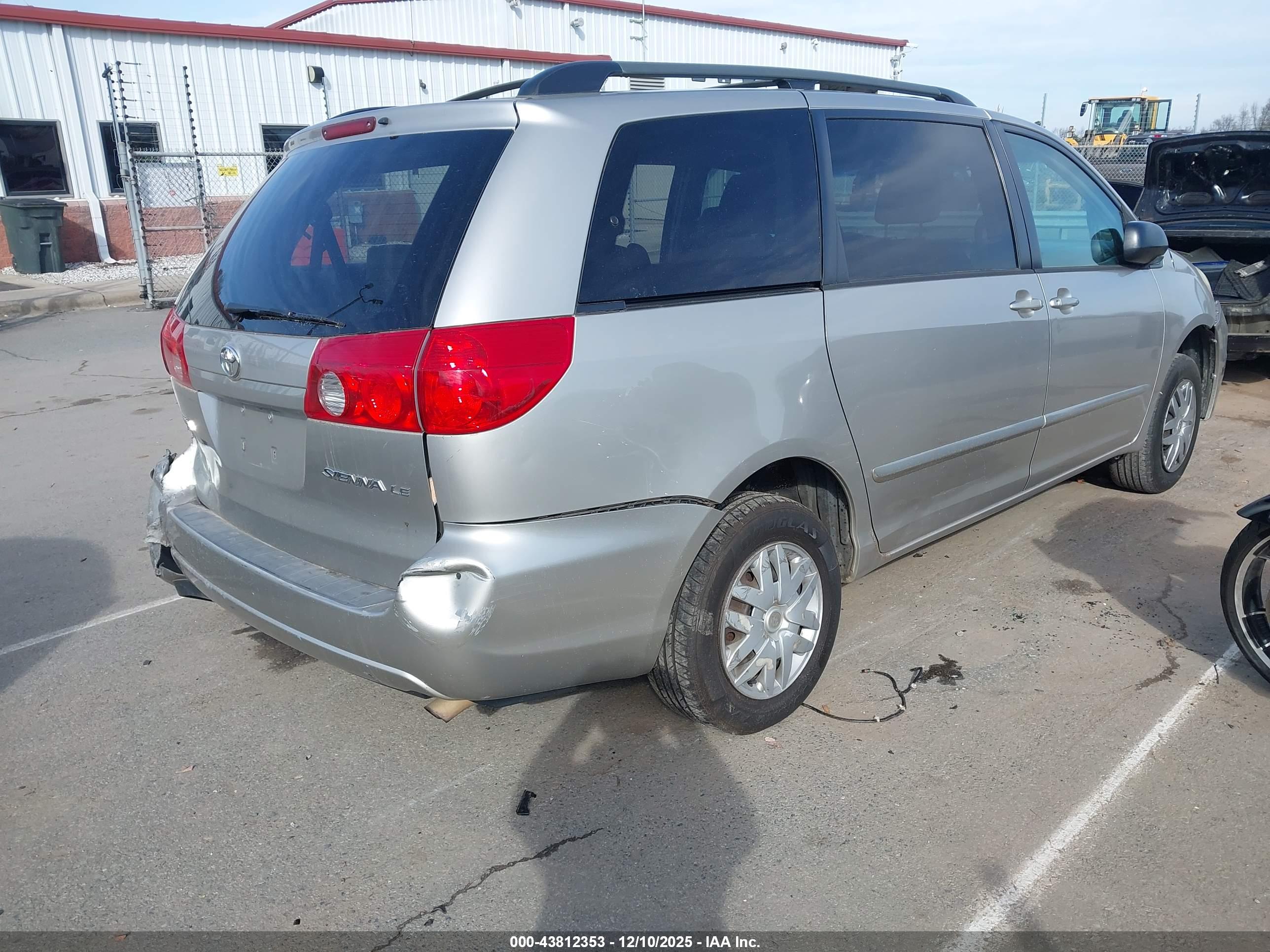 TOYOTA SIENNA image 4