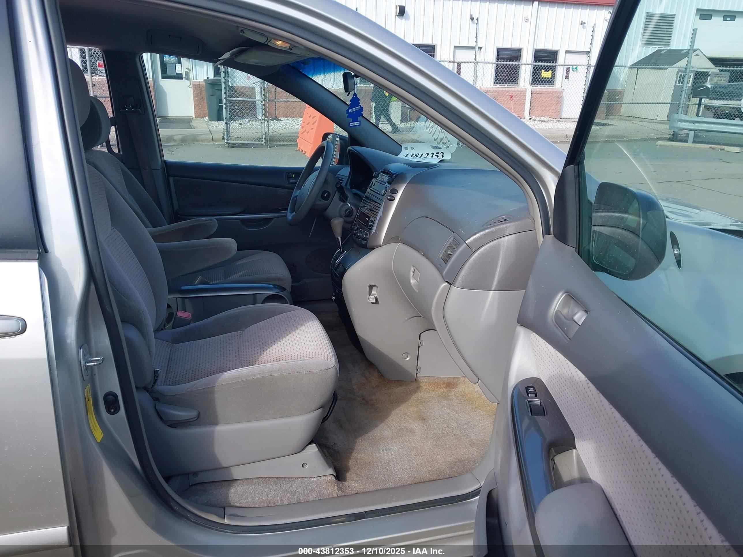 TOYOTA SIENNA image 5
