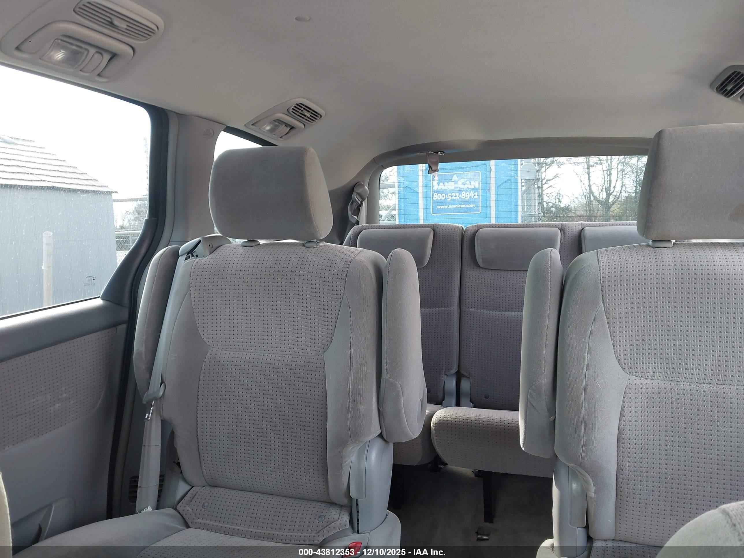 TOYOTA SIENNA image 8