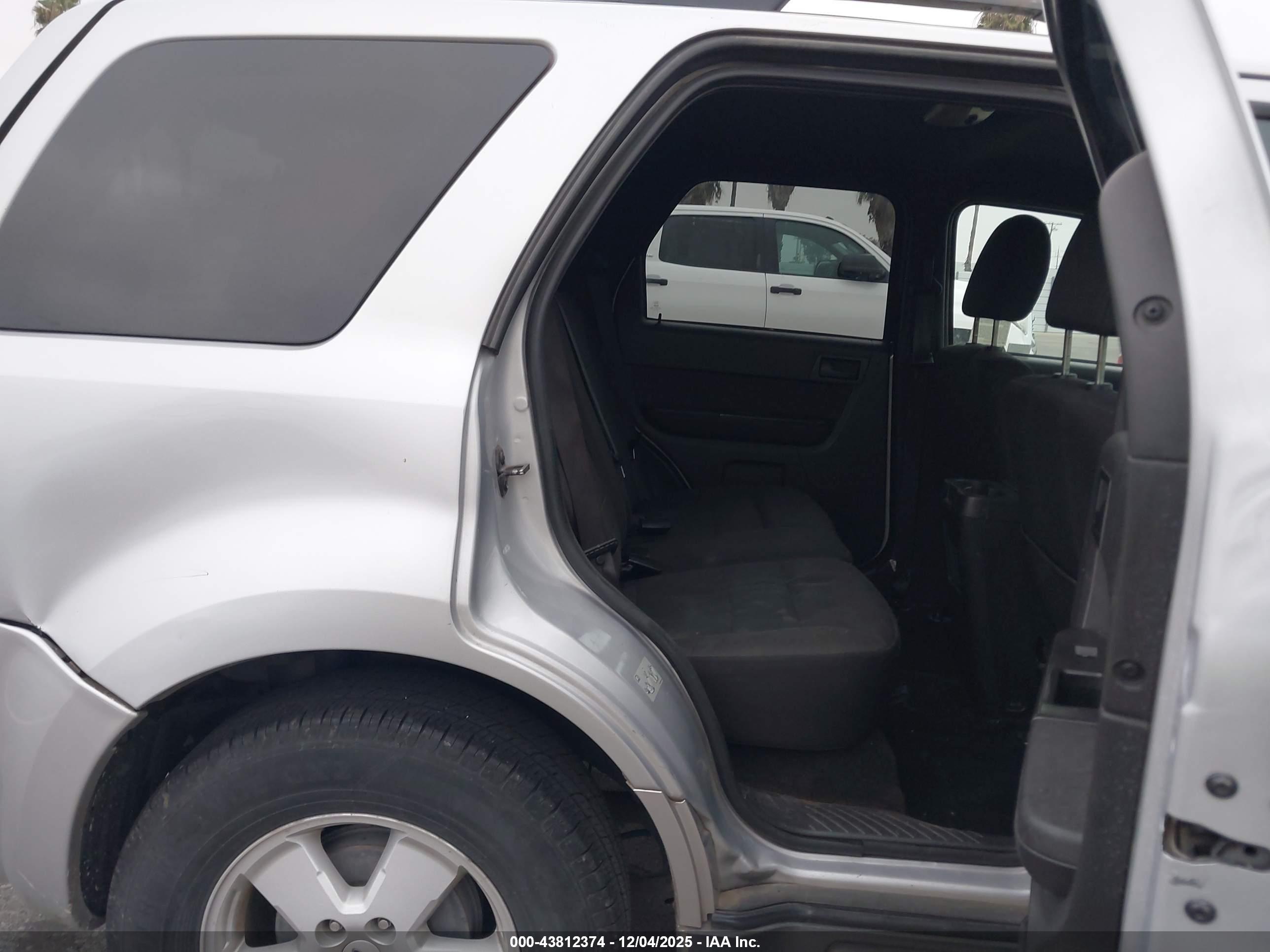 FORD ESCAPE image 8