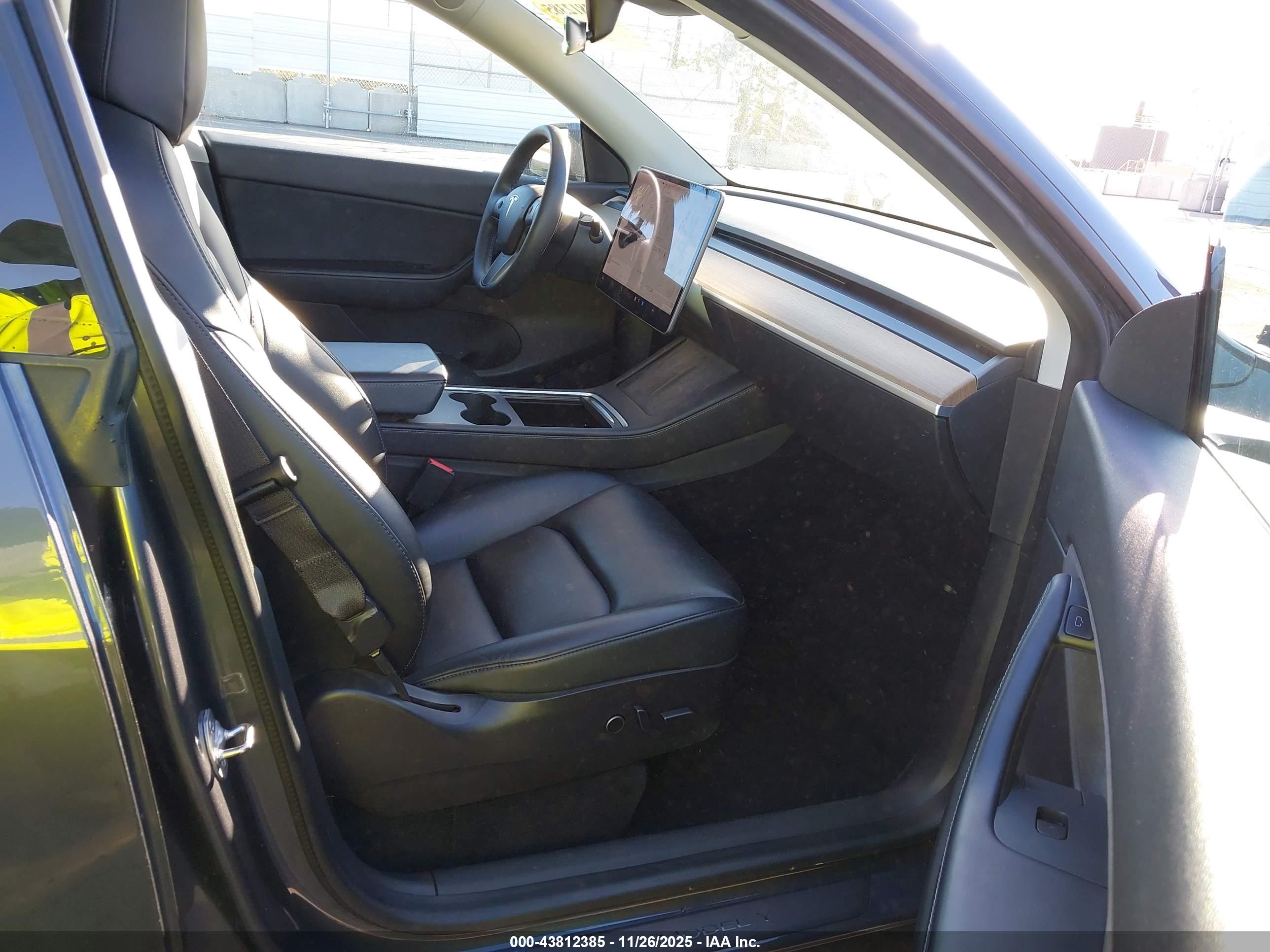 TESLA MODEL image 5