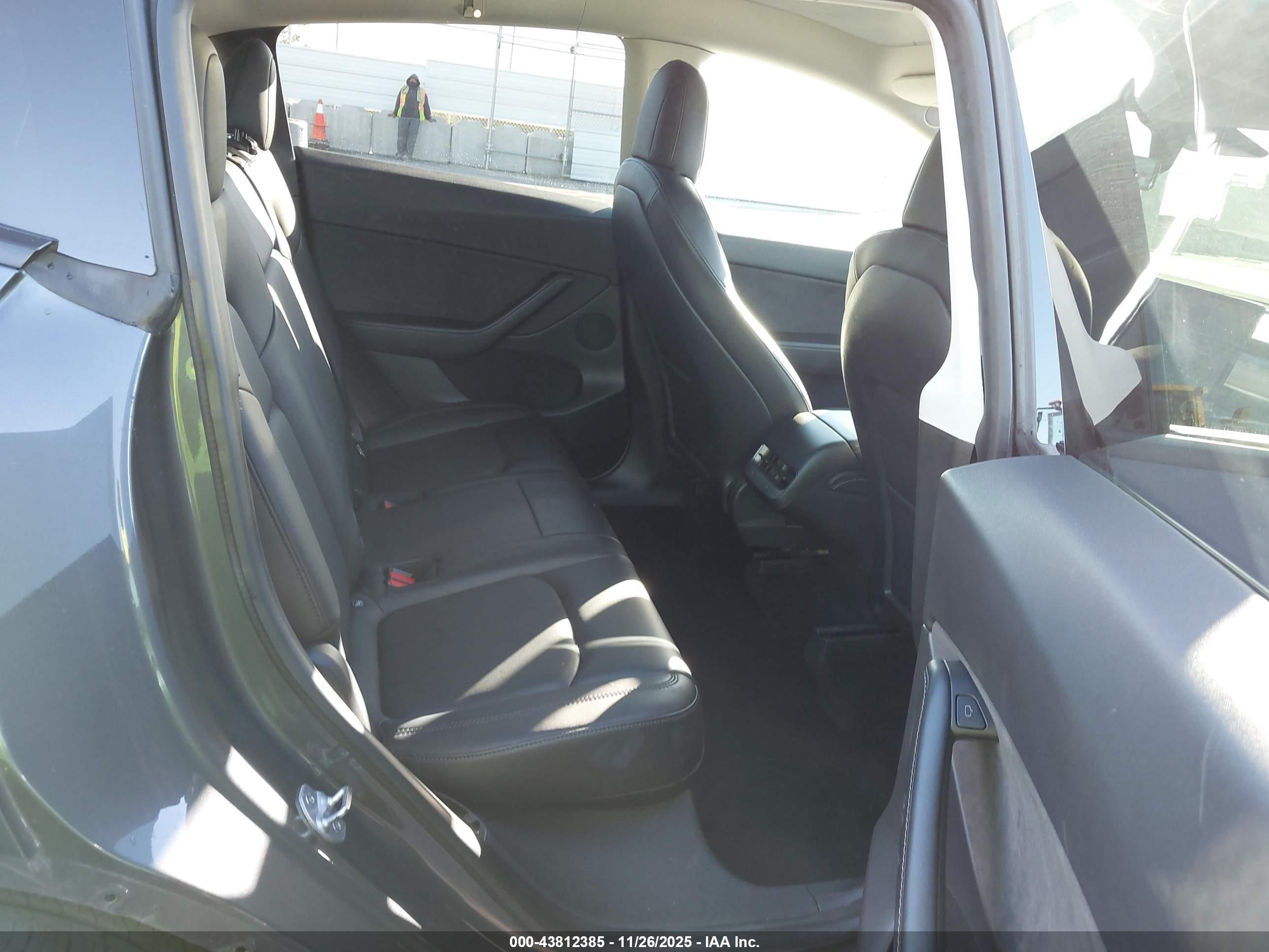 TESLA MODEL image 8