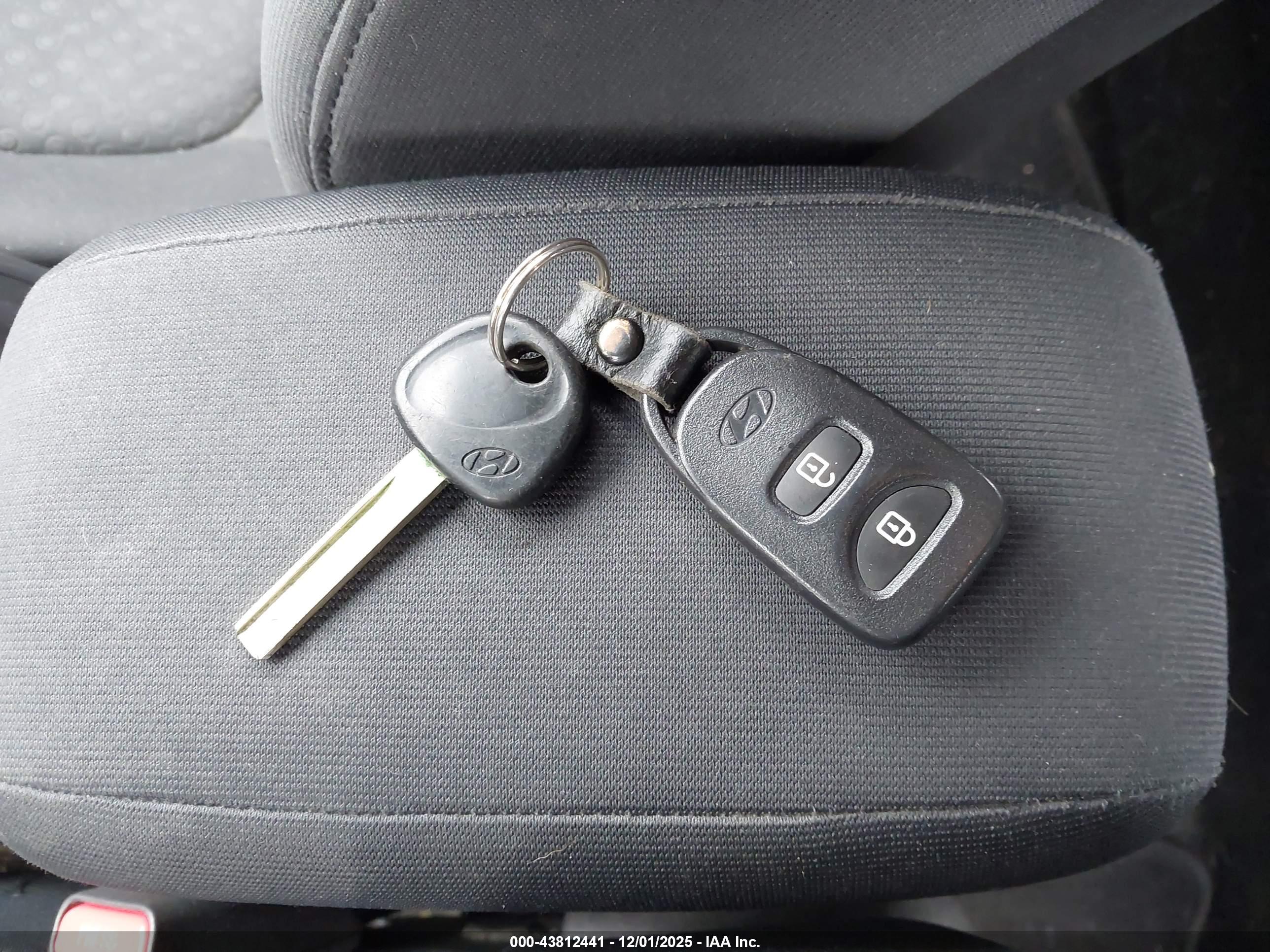 HYUNDAI ACCENT image 11