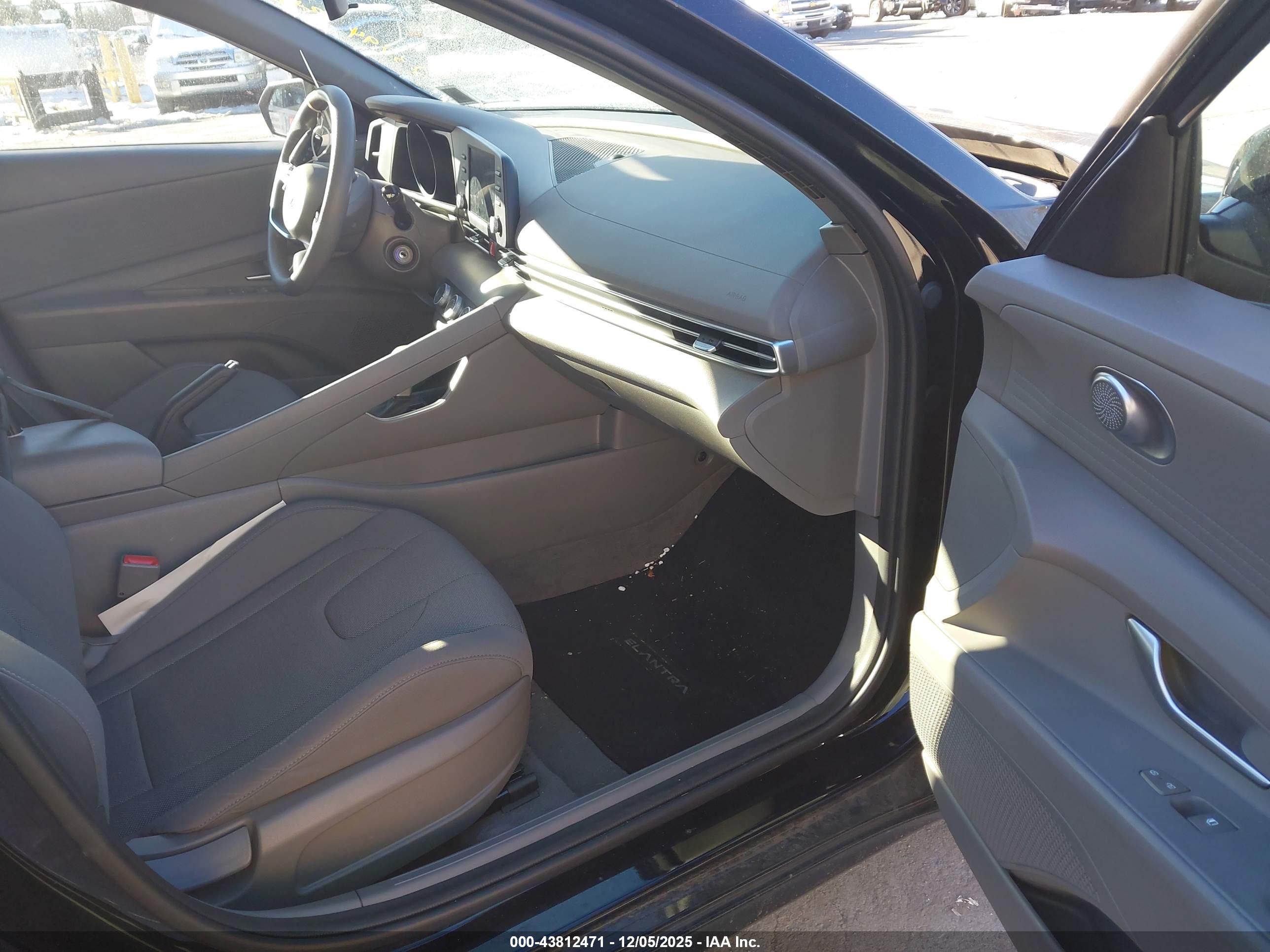 HYUNDAI ELANTRA image 5