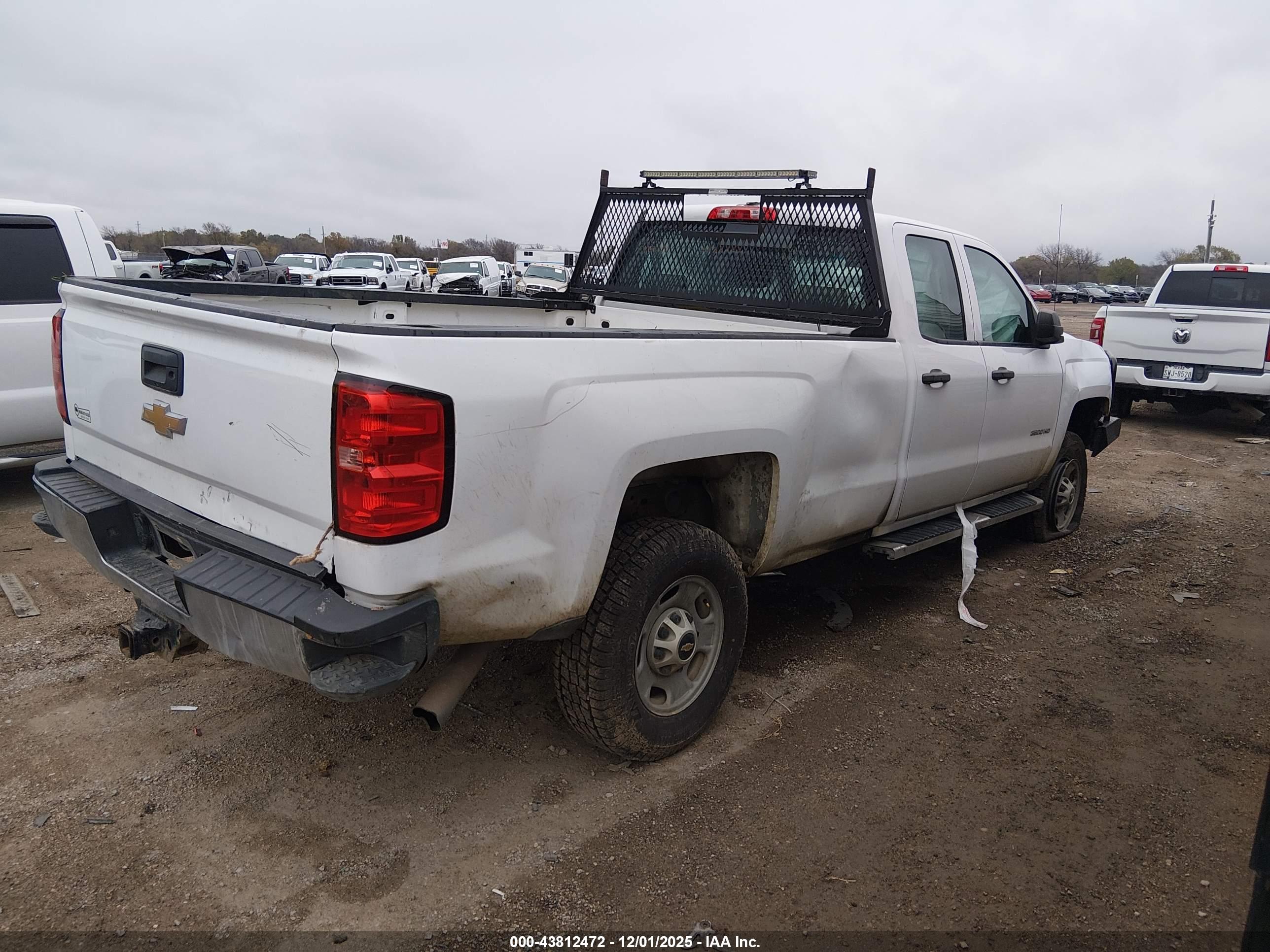 CHEVROLET SILVERADO image 4