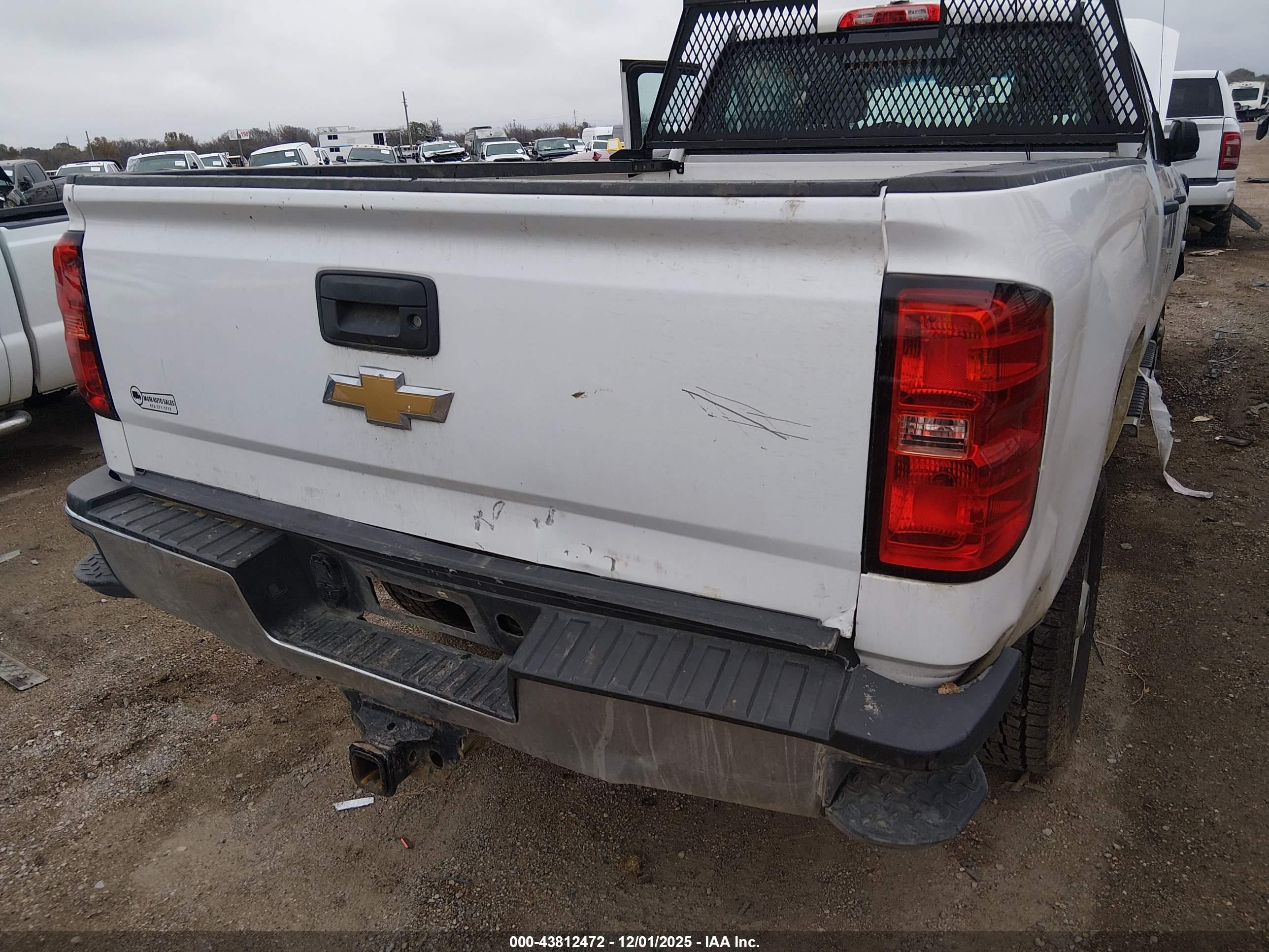 CHEVROLET SILVERADO image 6