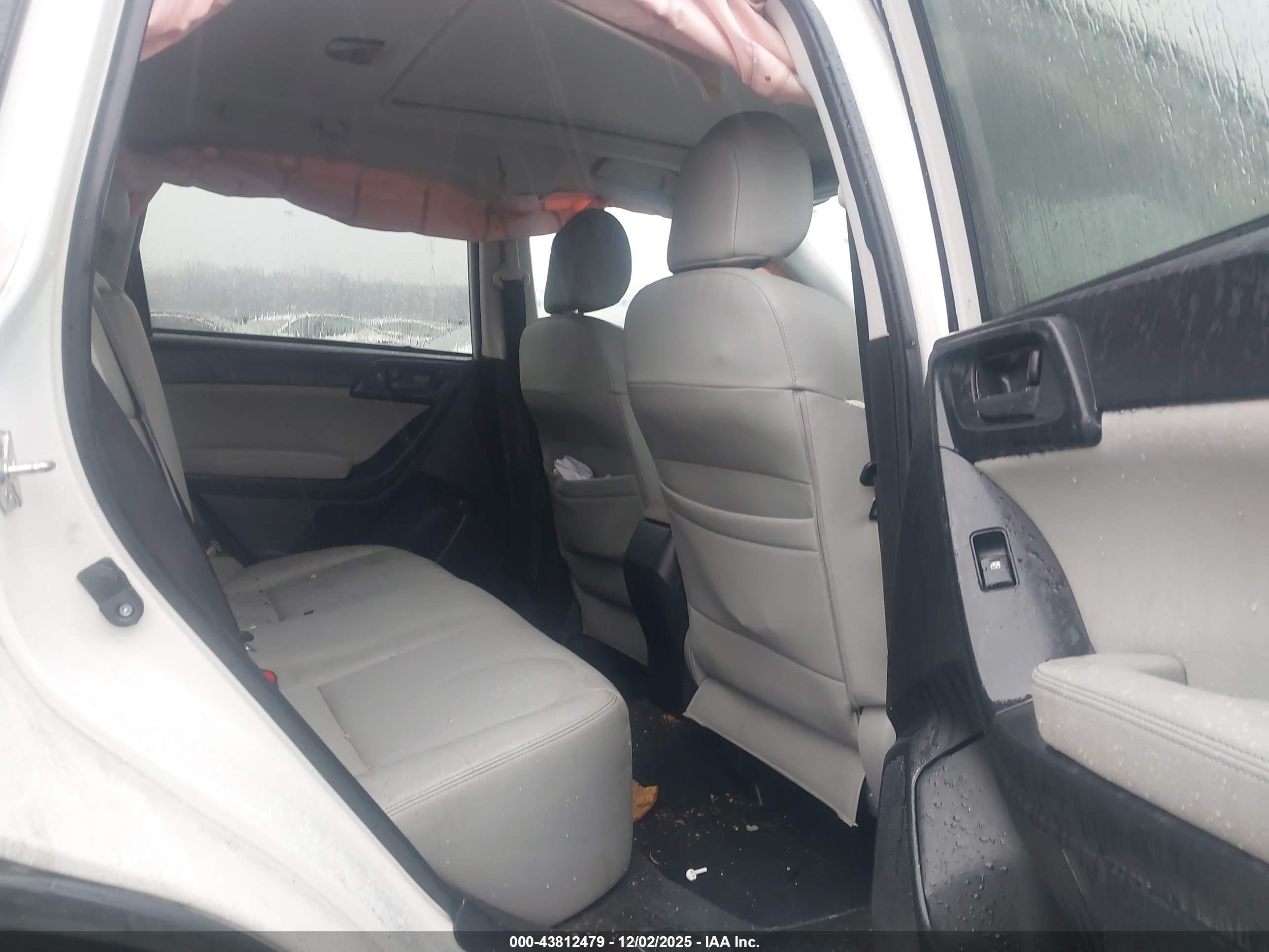 SUBARU FORESTER image 8