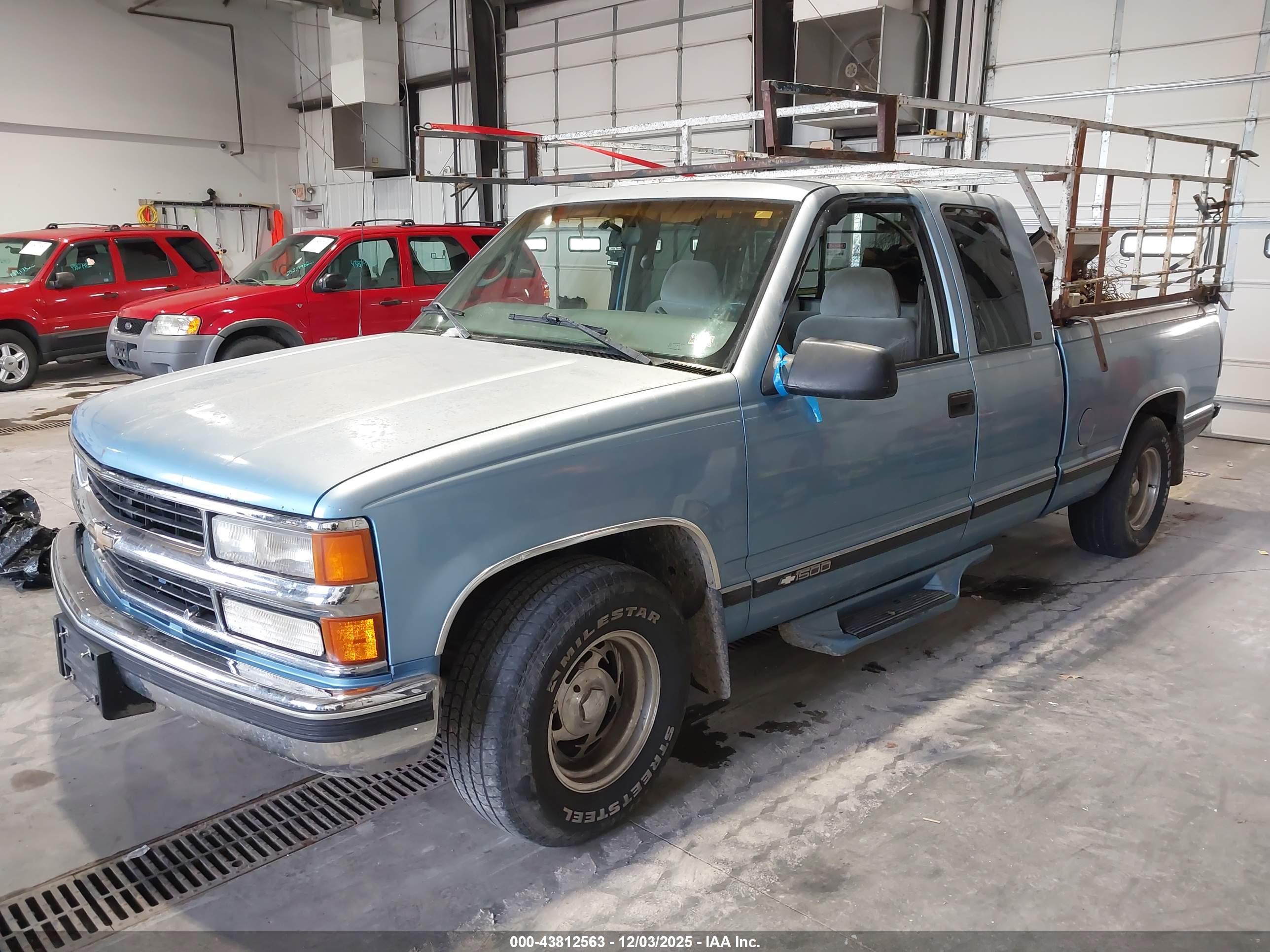 CHEVROLET C1500 image 2