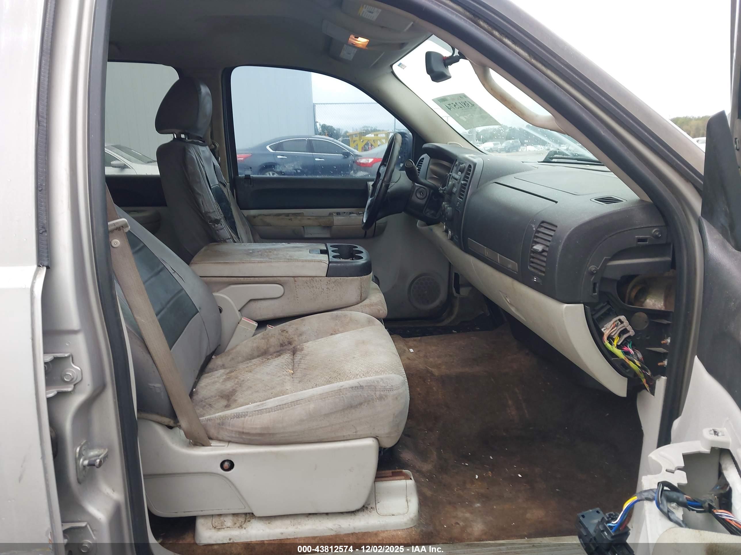 CHEVROLET SILVERADO image 5