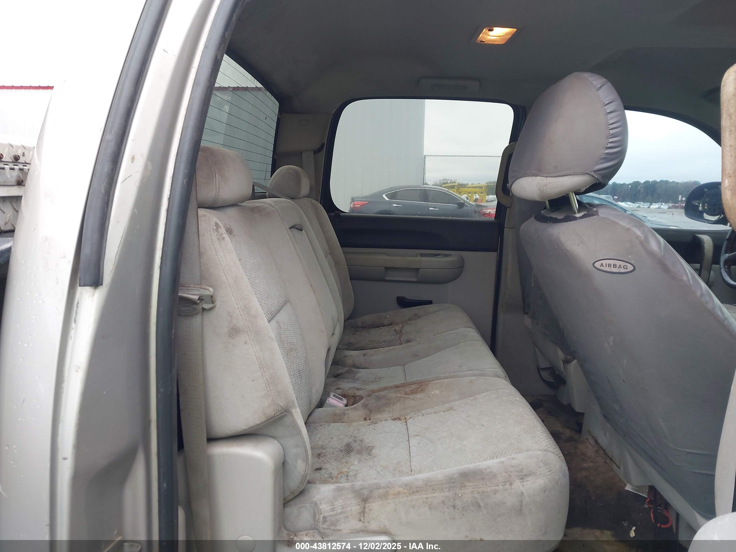 CHEVROLET SILVERADO image 8