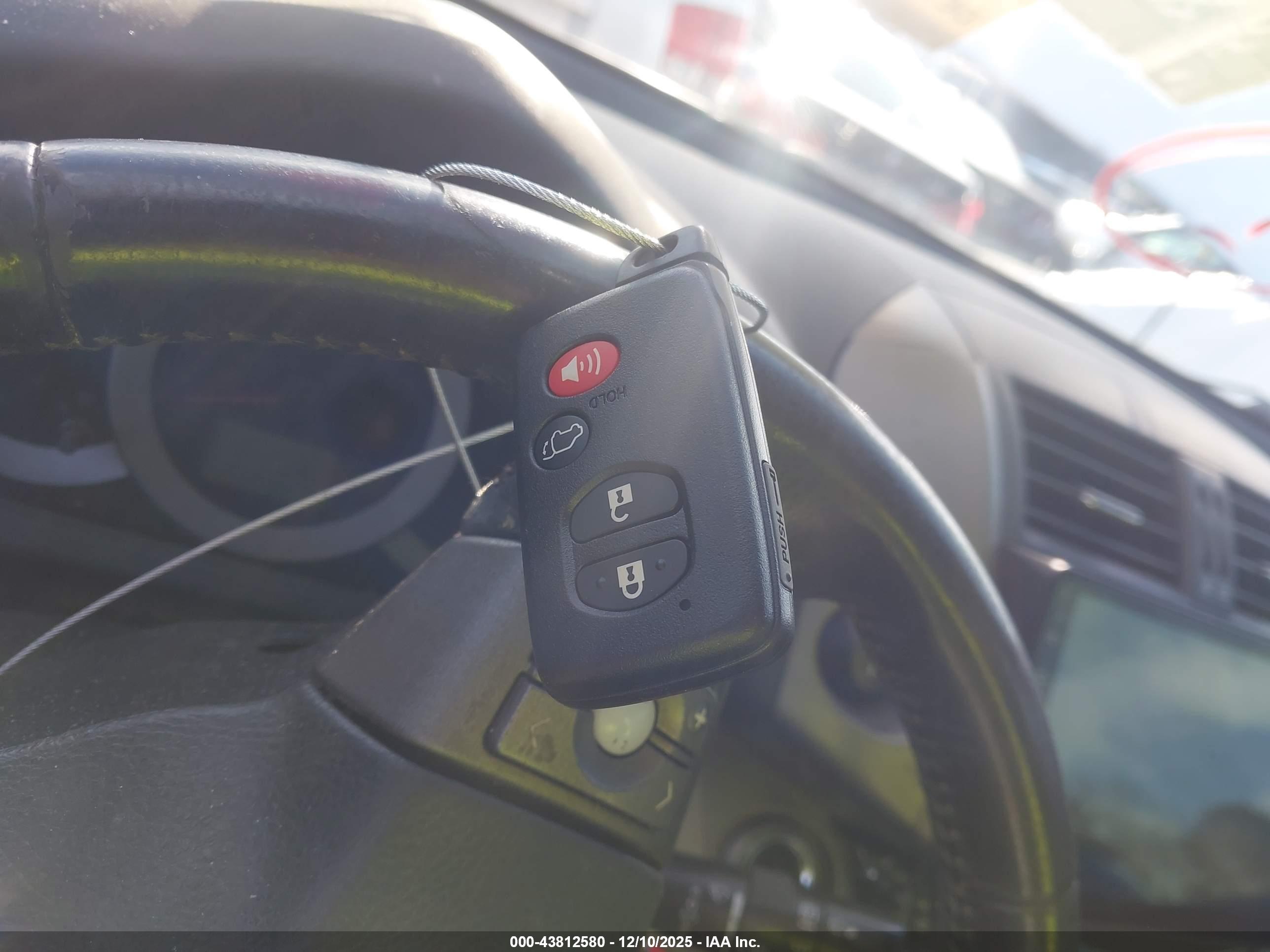 TOYOTA RAV4 image 11