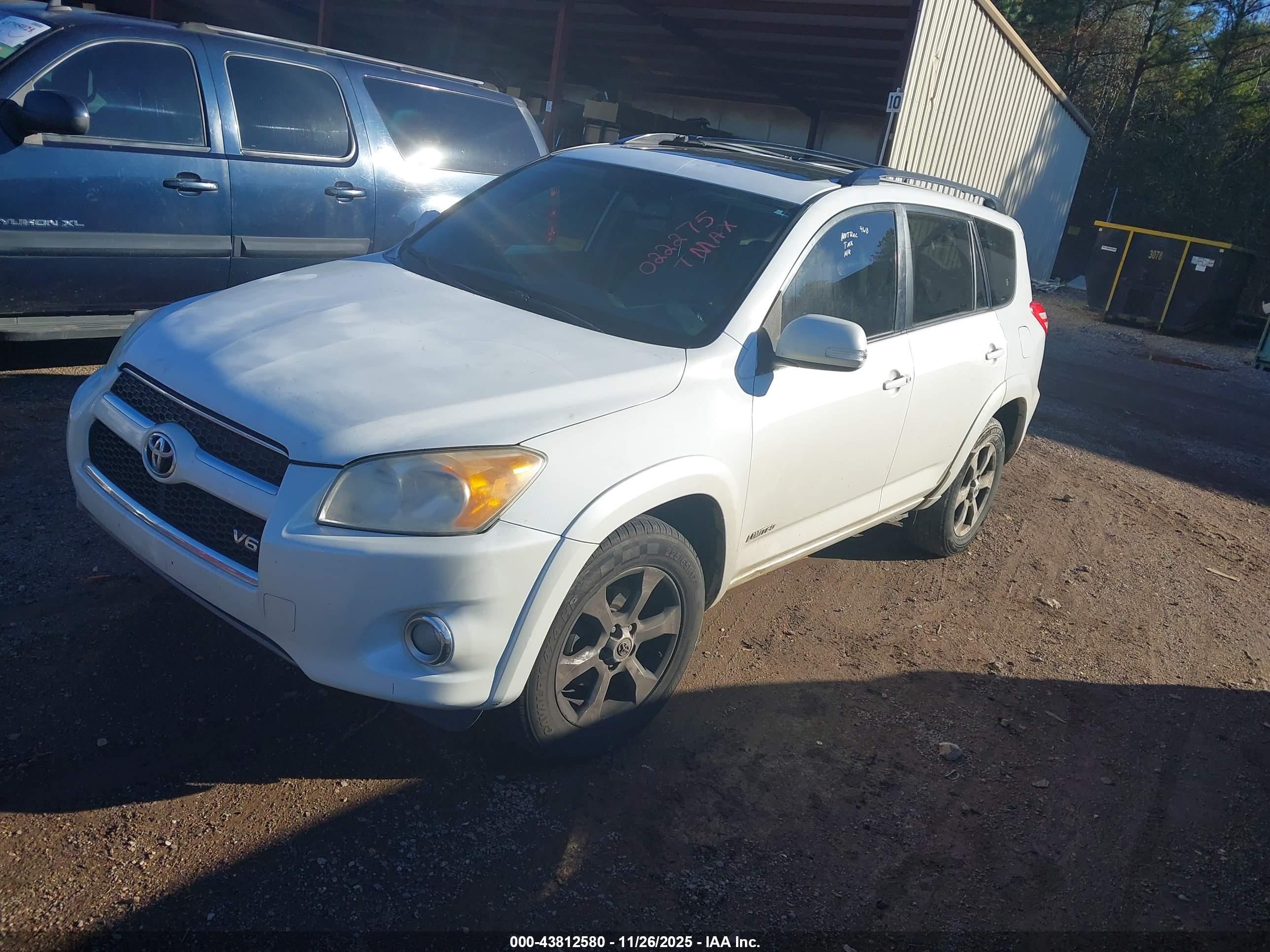 TOYOTA RAV4 image 2