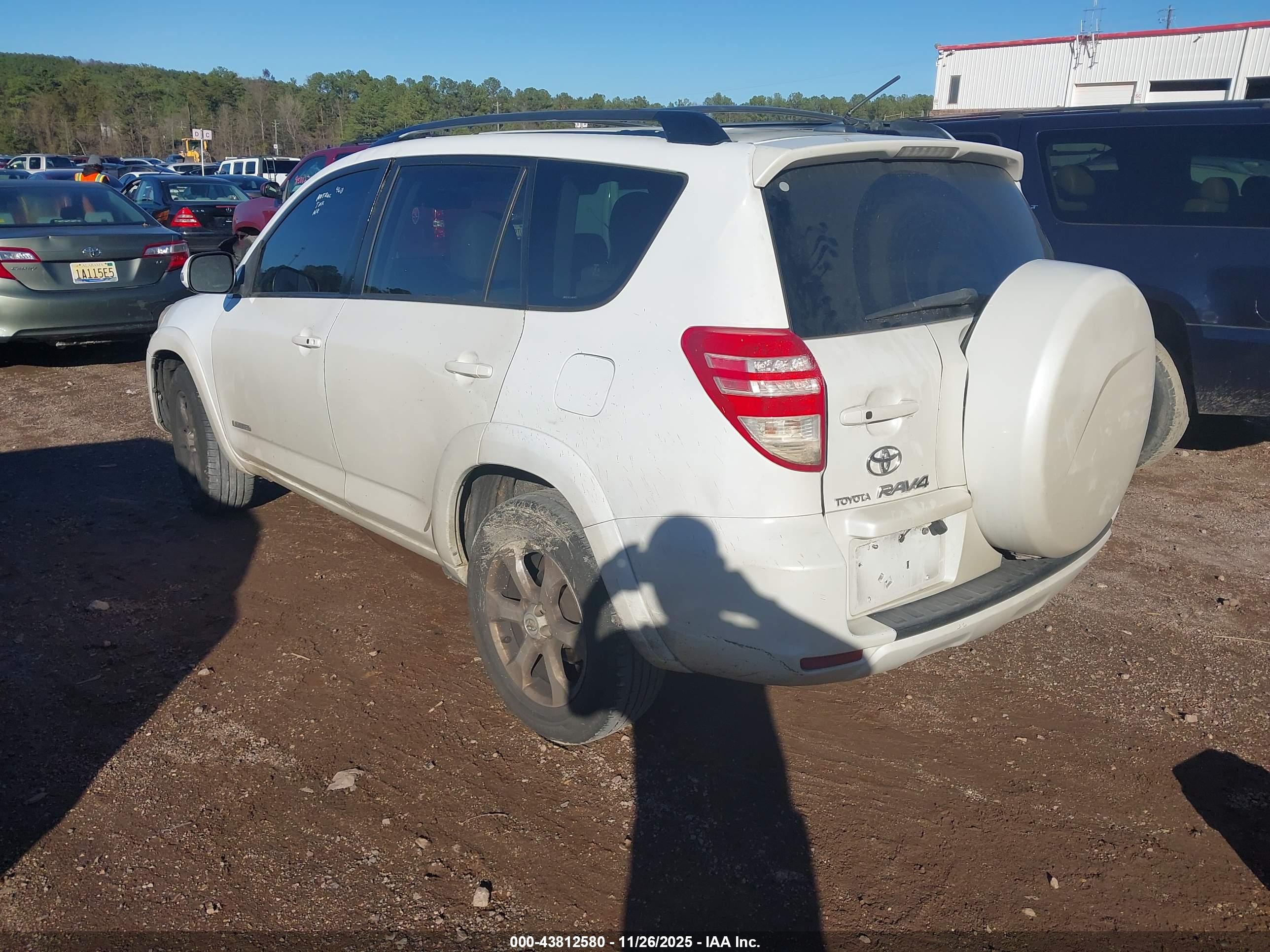 TOYOTA RAV4 image 3