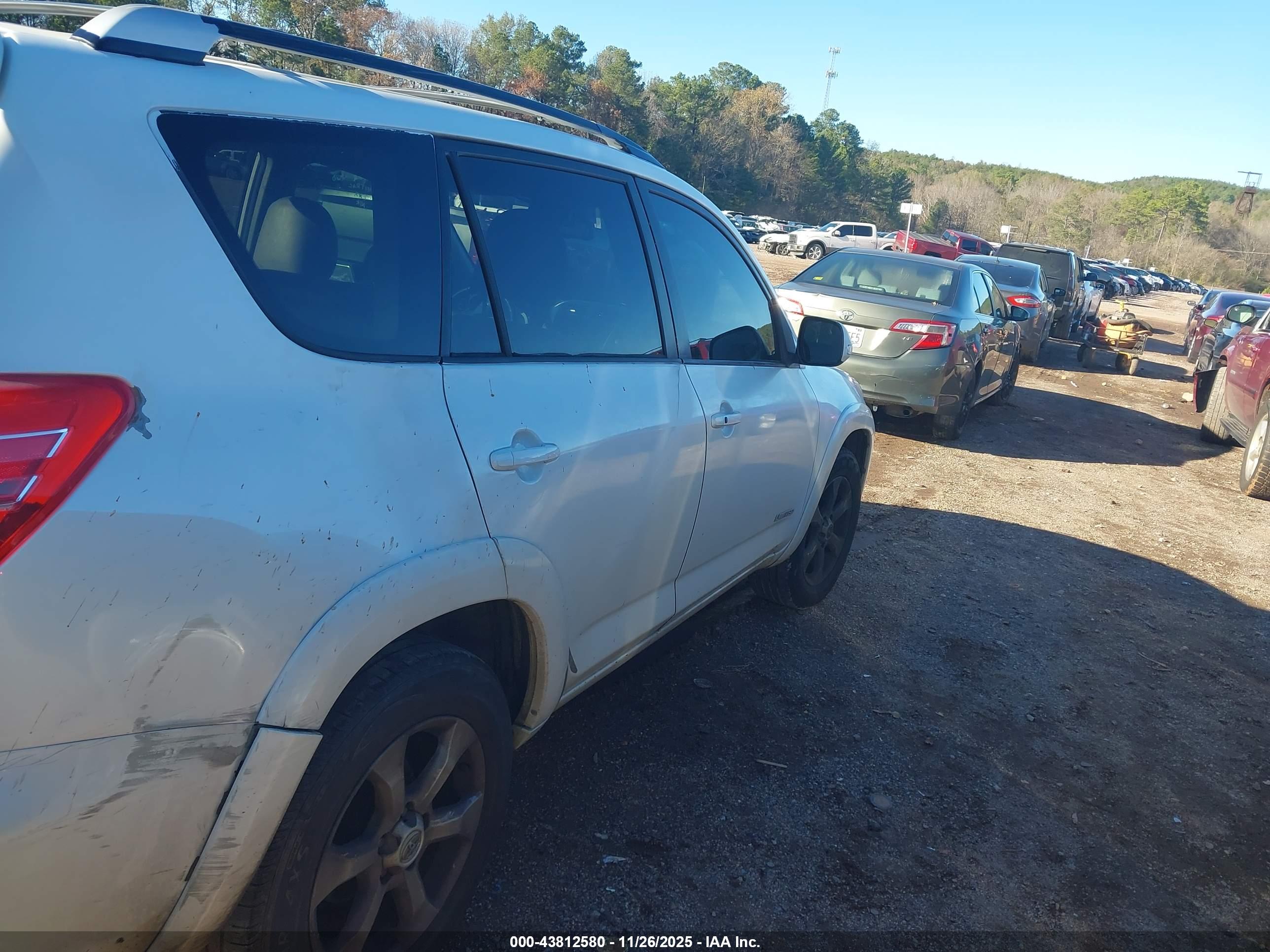 TOYOTA RAV4 image 6
