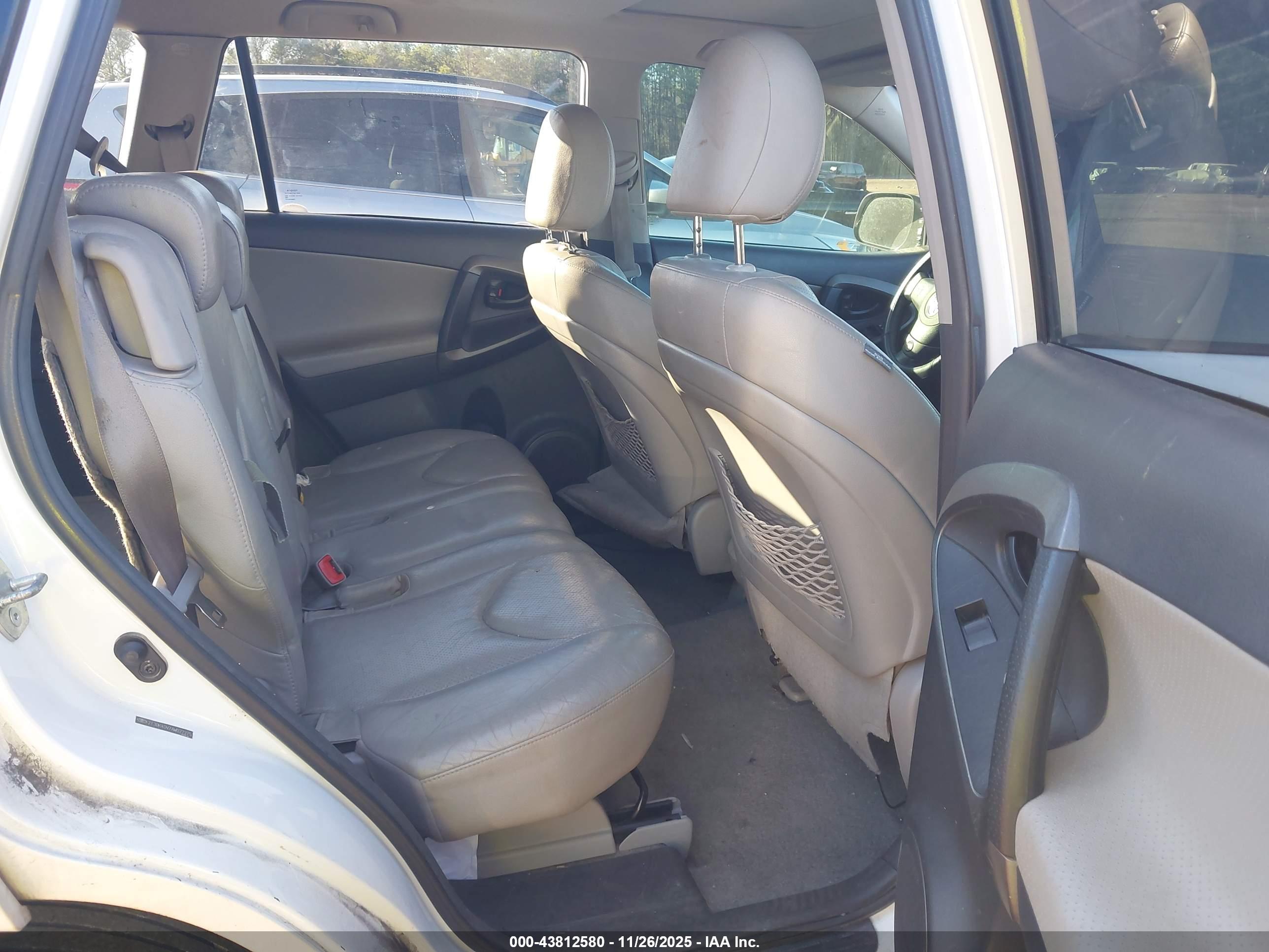 TOYOTA RAV4 image 8