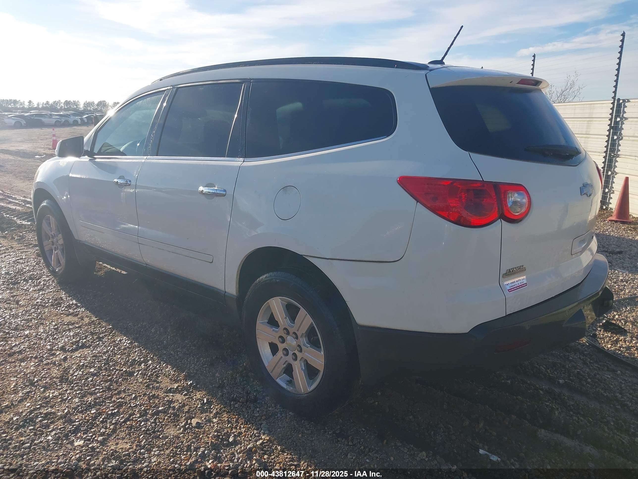 CHEVROLET TRAVERSE image 3
